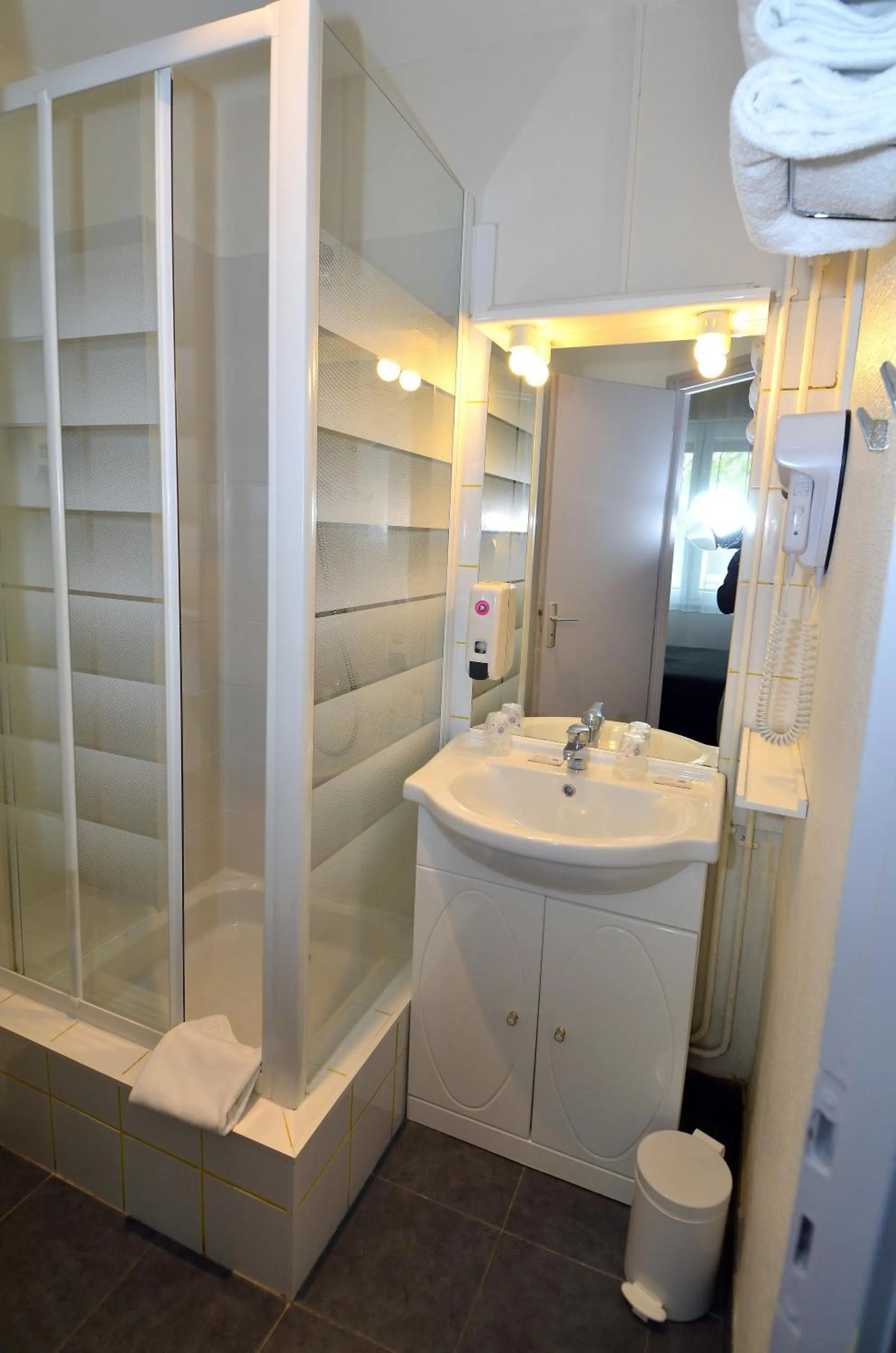 Bathroom in The Originals City, Hôtel Les Océanes, Lorient