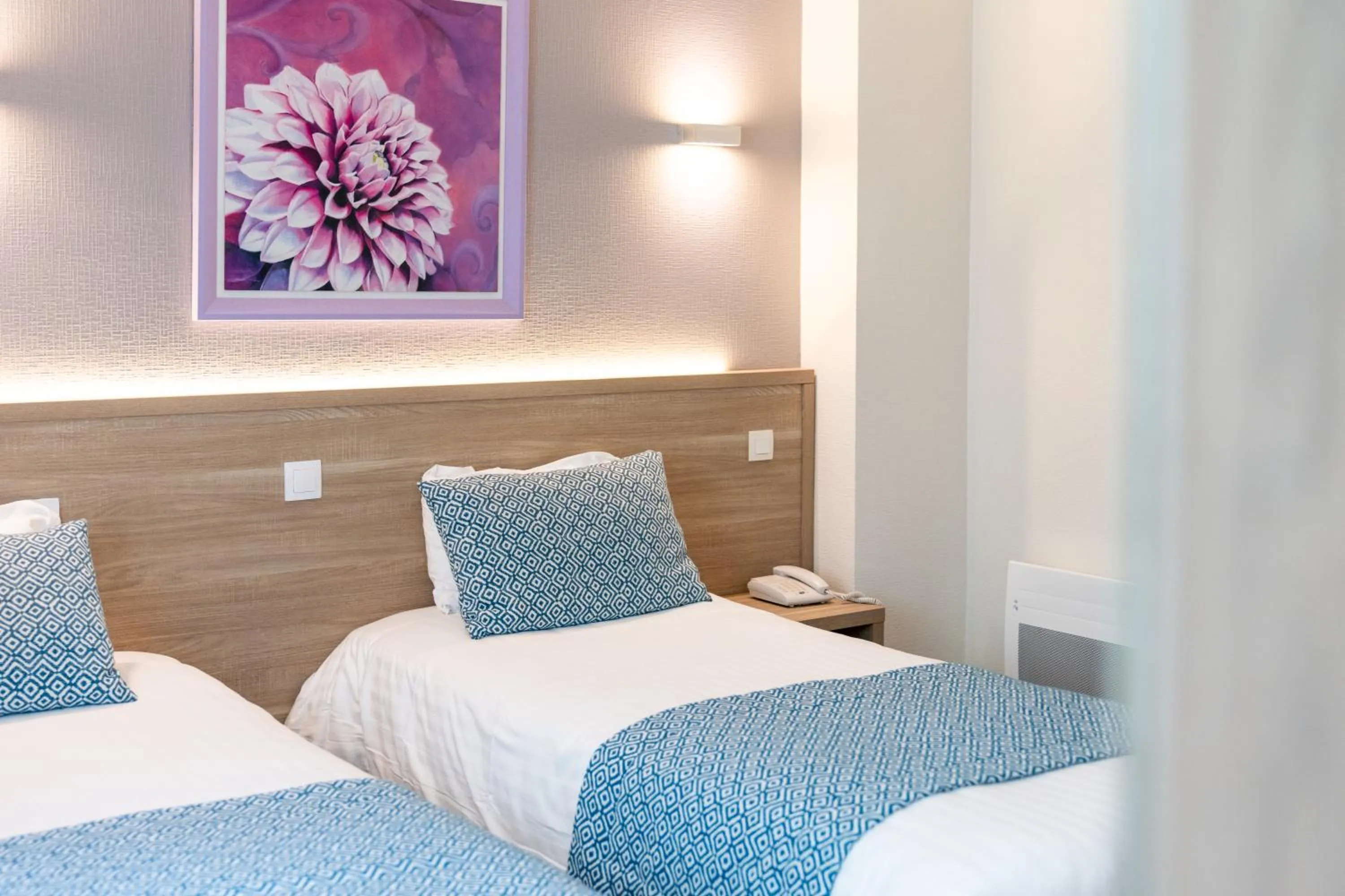 Bedroom, Bed in The Originals City, Hôtel Les Océanes, Lorient