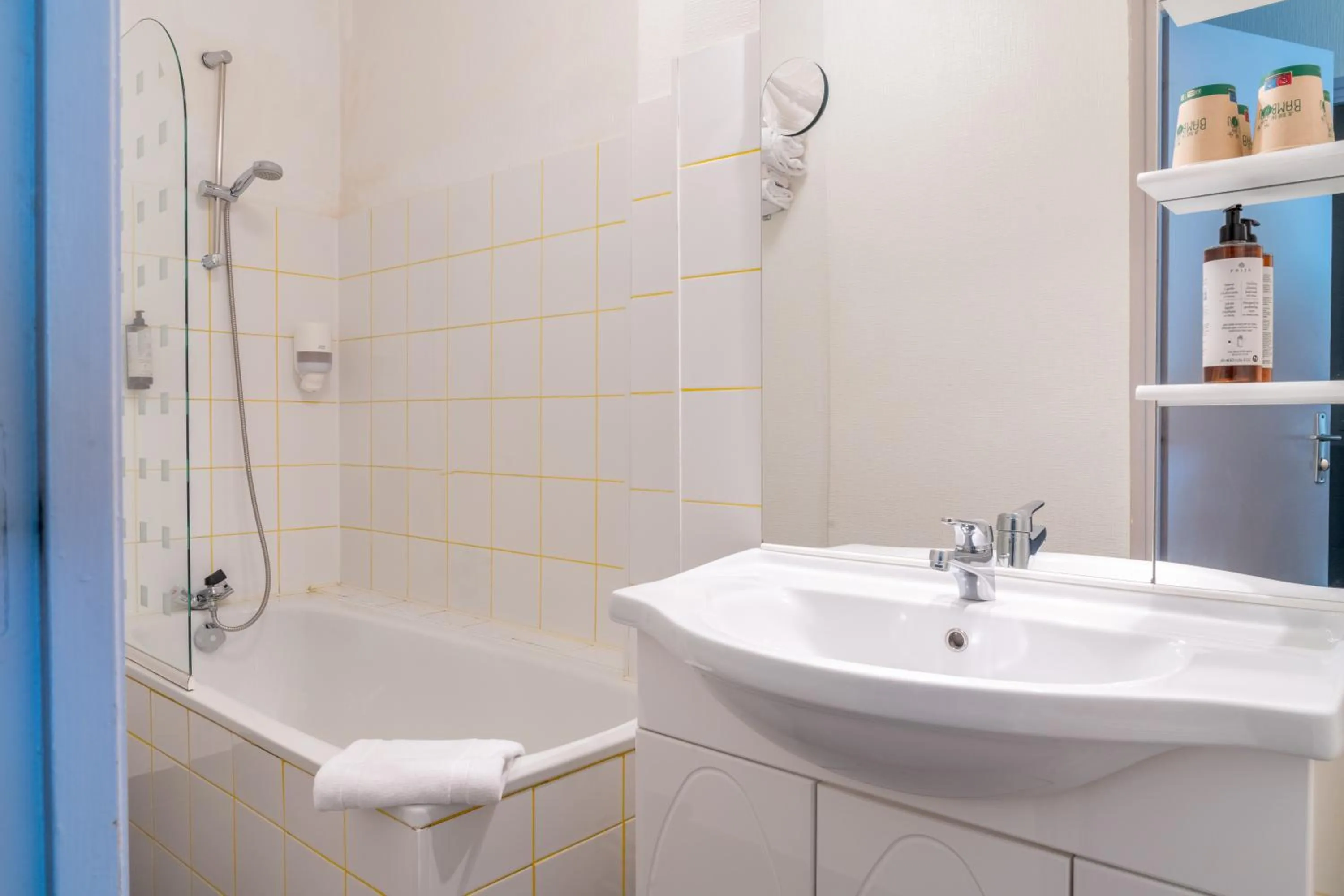 Bathroom in The Originals City, Hôtel Les Océanes, Lorient