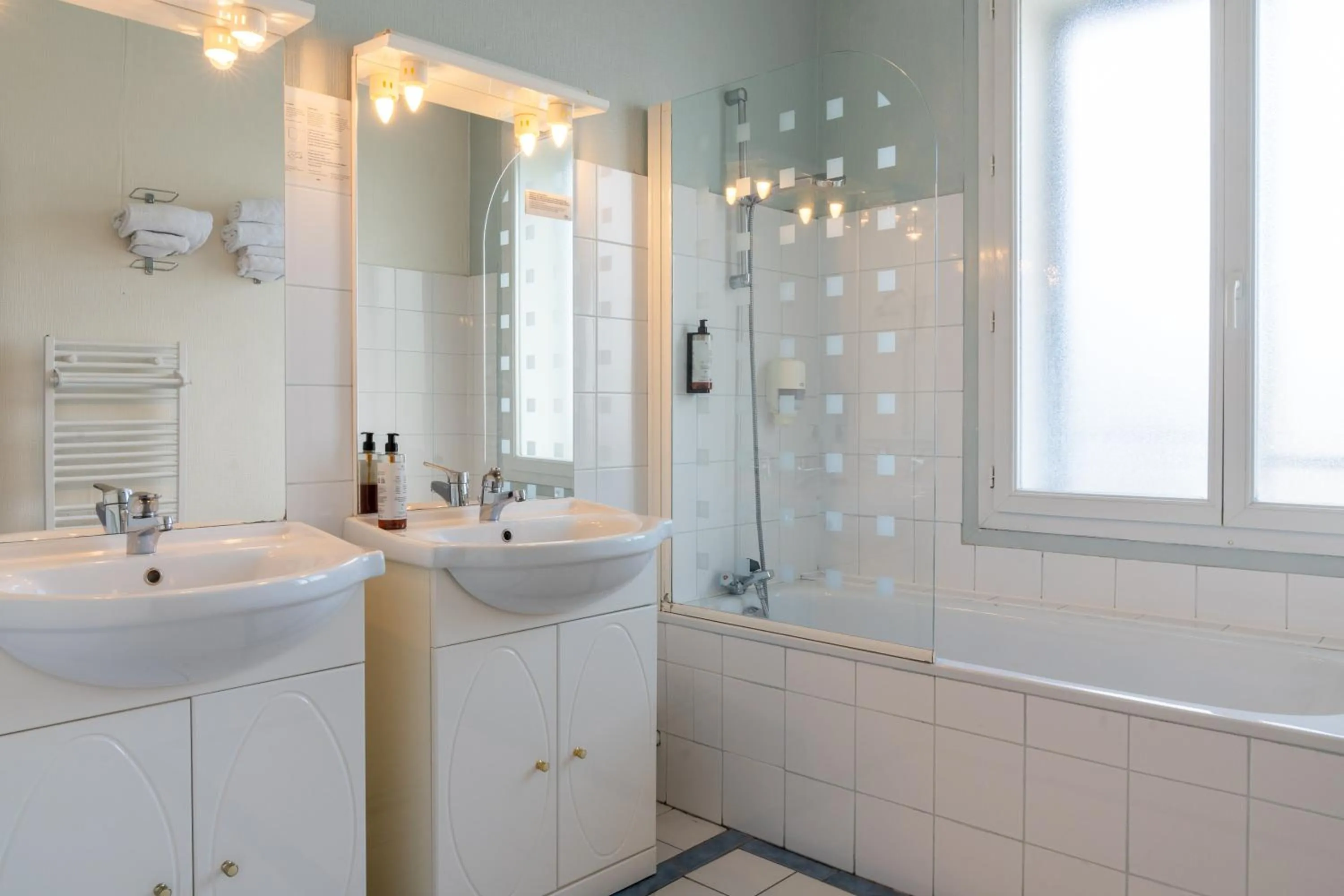 Bathroom in The Originals City, Hôtel Les Océanes, Lorient
