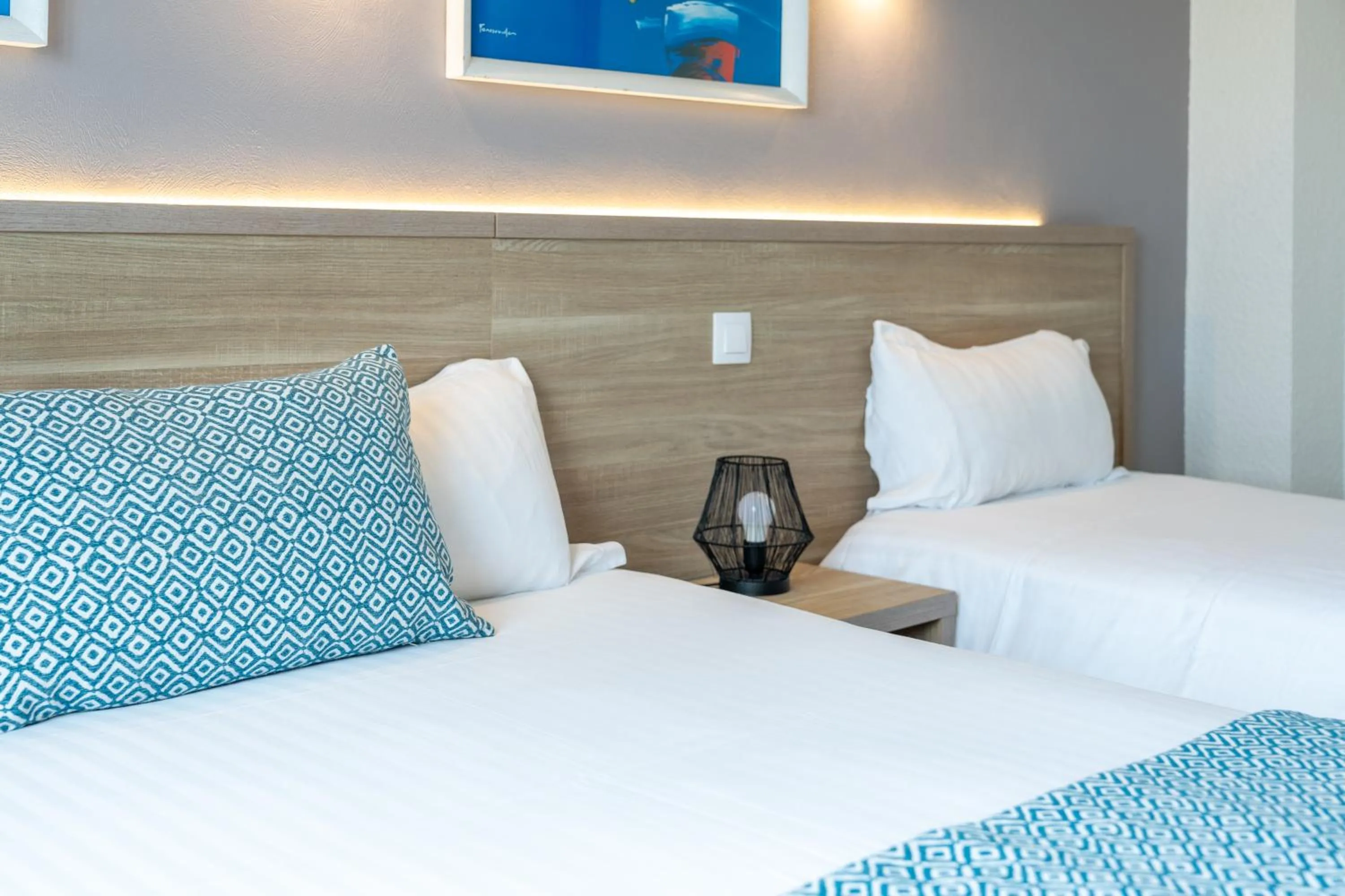 Bedroom, Bed in The Originals City, Hôtel Les Océanes, Lorient