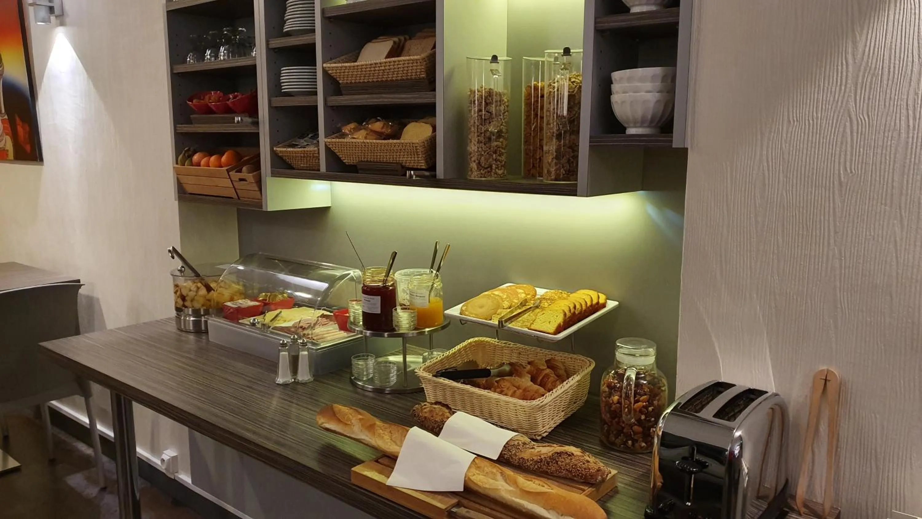 Continental breakfast in The Originals City, Hôtel Les Océanes, Lorient