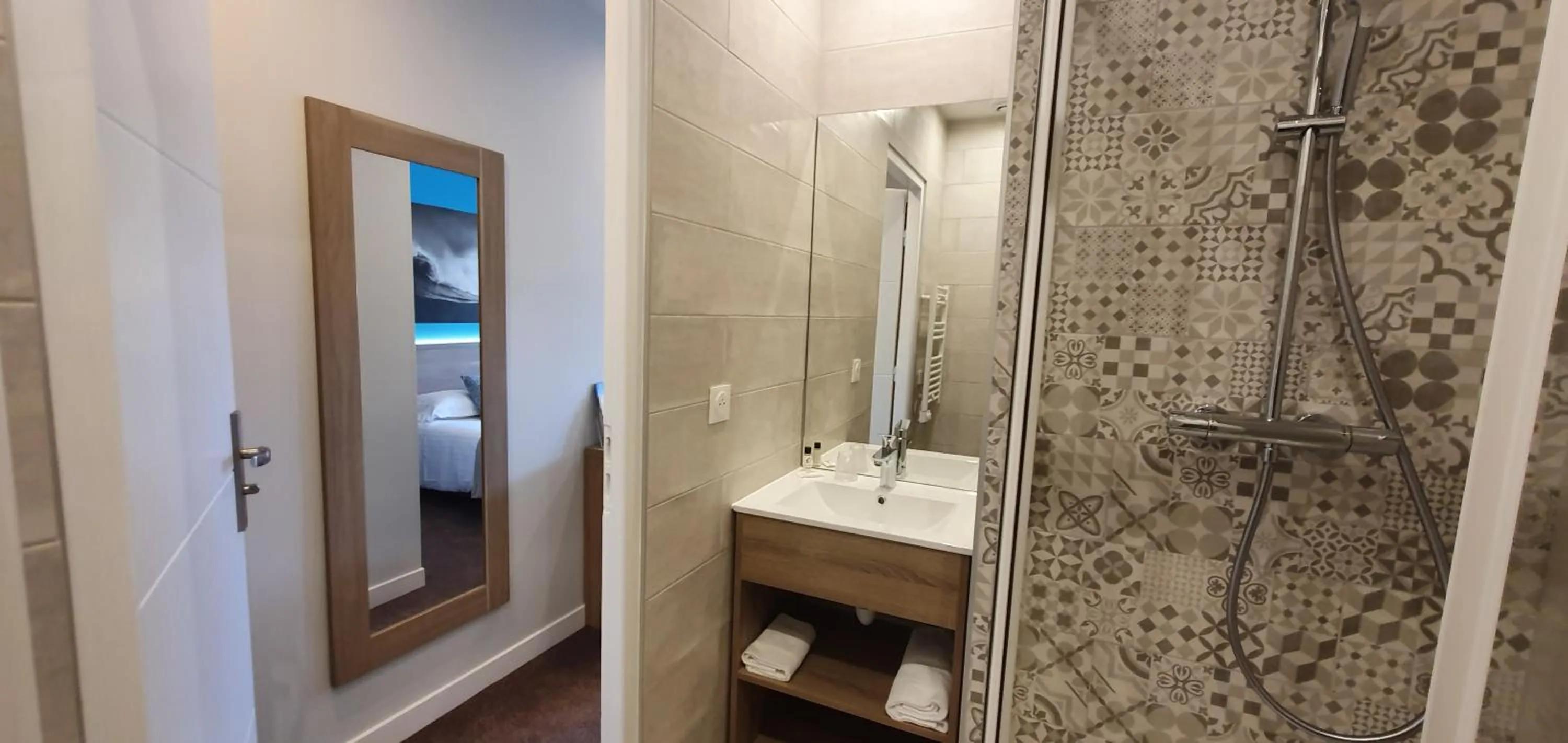 Bathroom in The Originals City, Hôtel Les Océanes, Lorient