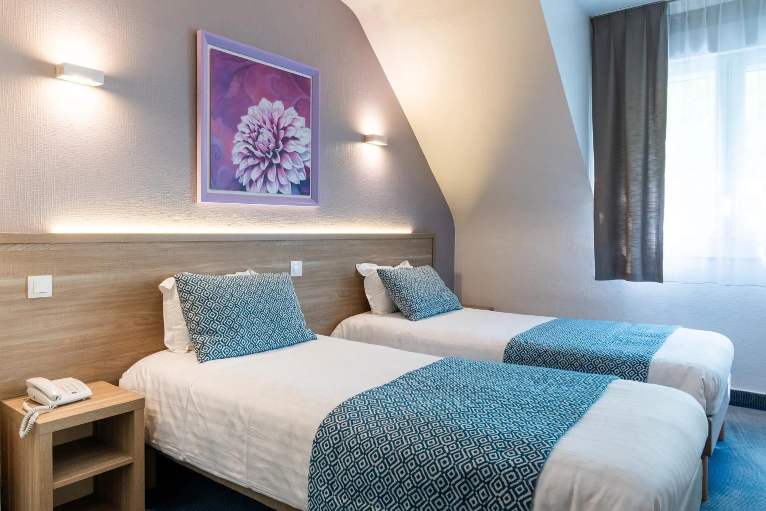 Bedroom, Bed in The Originals City, Hôtel Les Océanes, Lorient