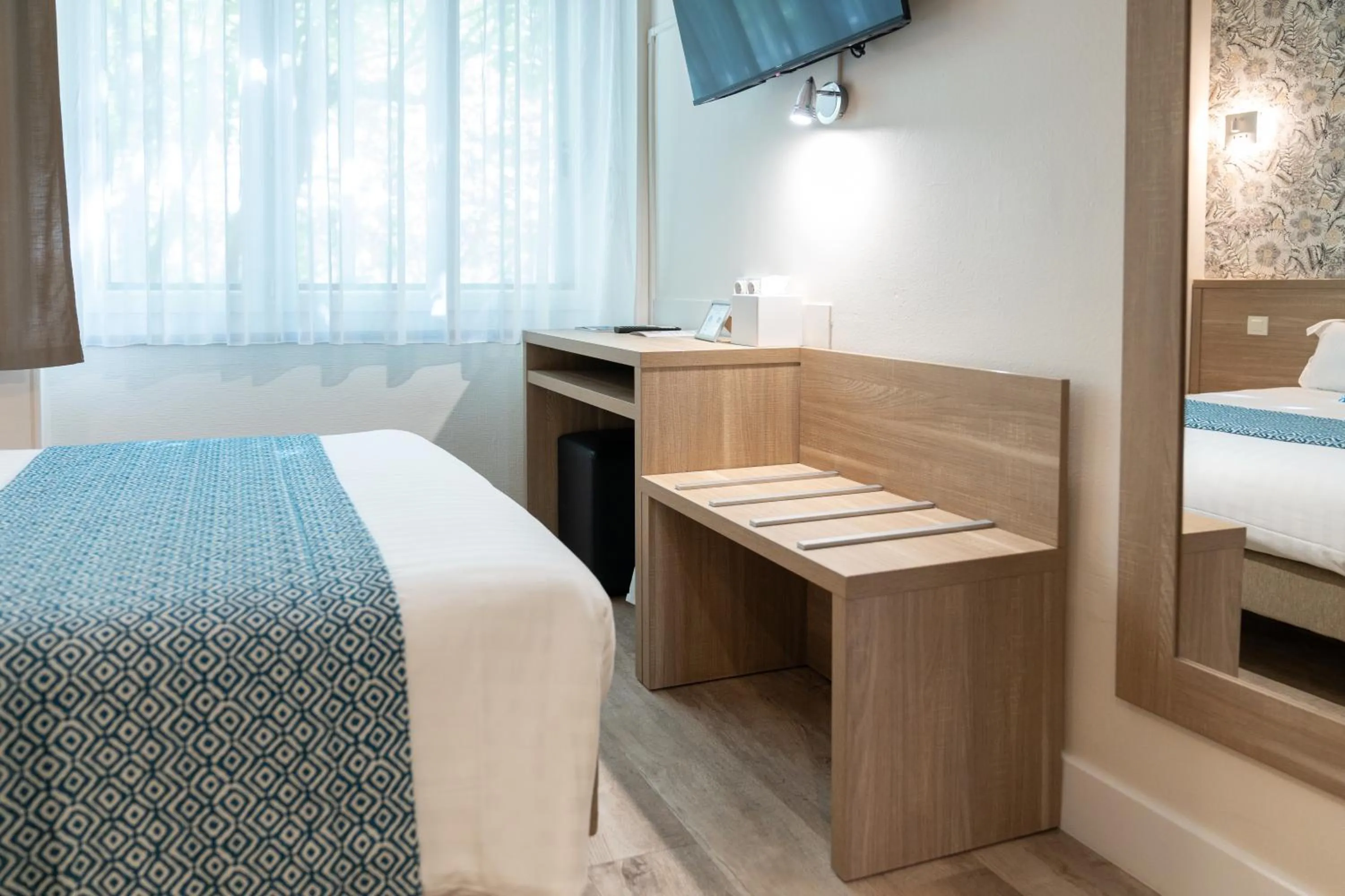 Bedroom, Bed in The Originals City, Hôtel Les Océanes, Lorient