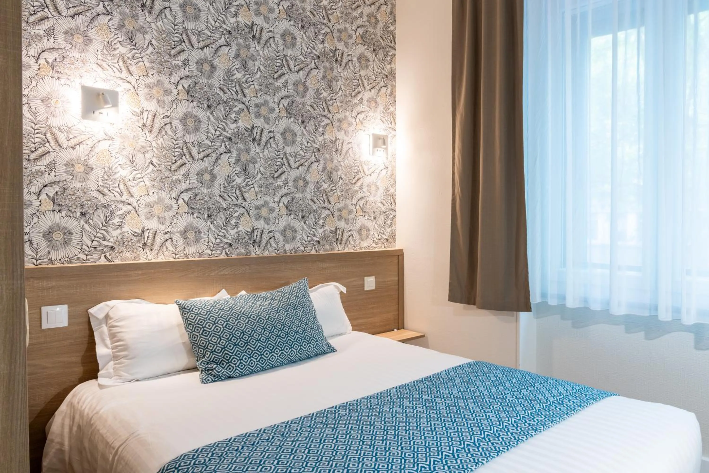 Bedroom, Bed in The Originals City, Hôtel Les Océanes, Lorient