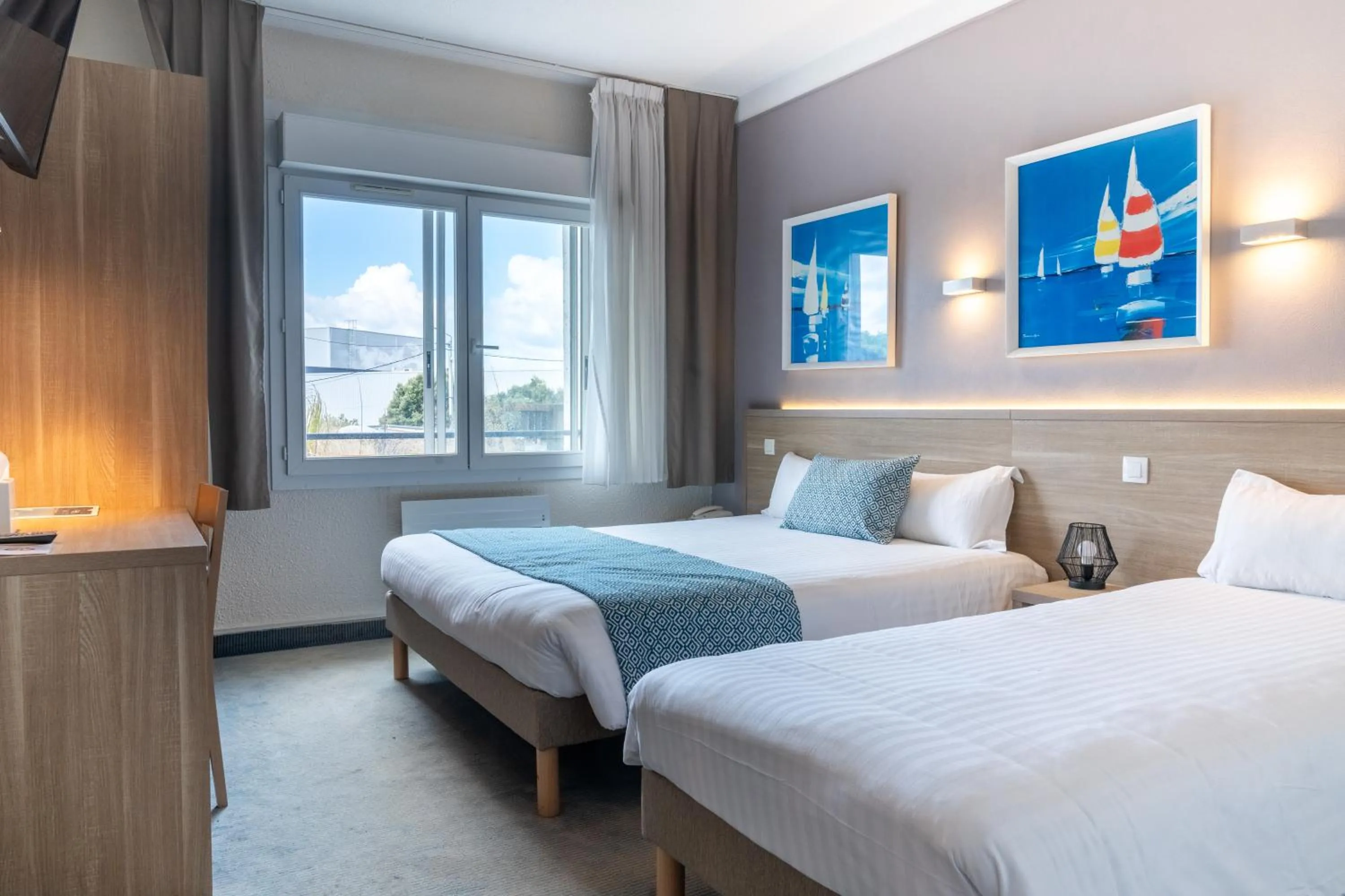 Photo of the whole room, Bed in The Originals City, Hôtel Les Océanes, Lorient