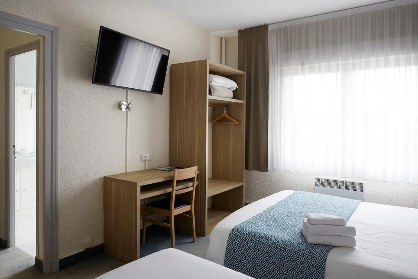 Property building, Bed in The Originals City, Hôtel Les Océanes, Lorient Property building, Bed in The Originals City, Hôtel Les Océanes, Lorient