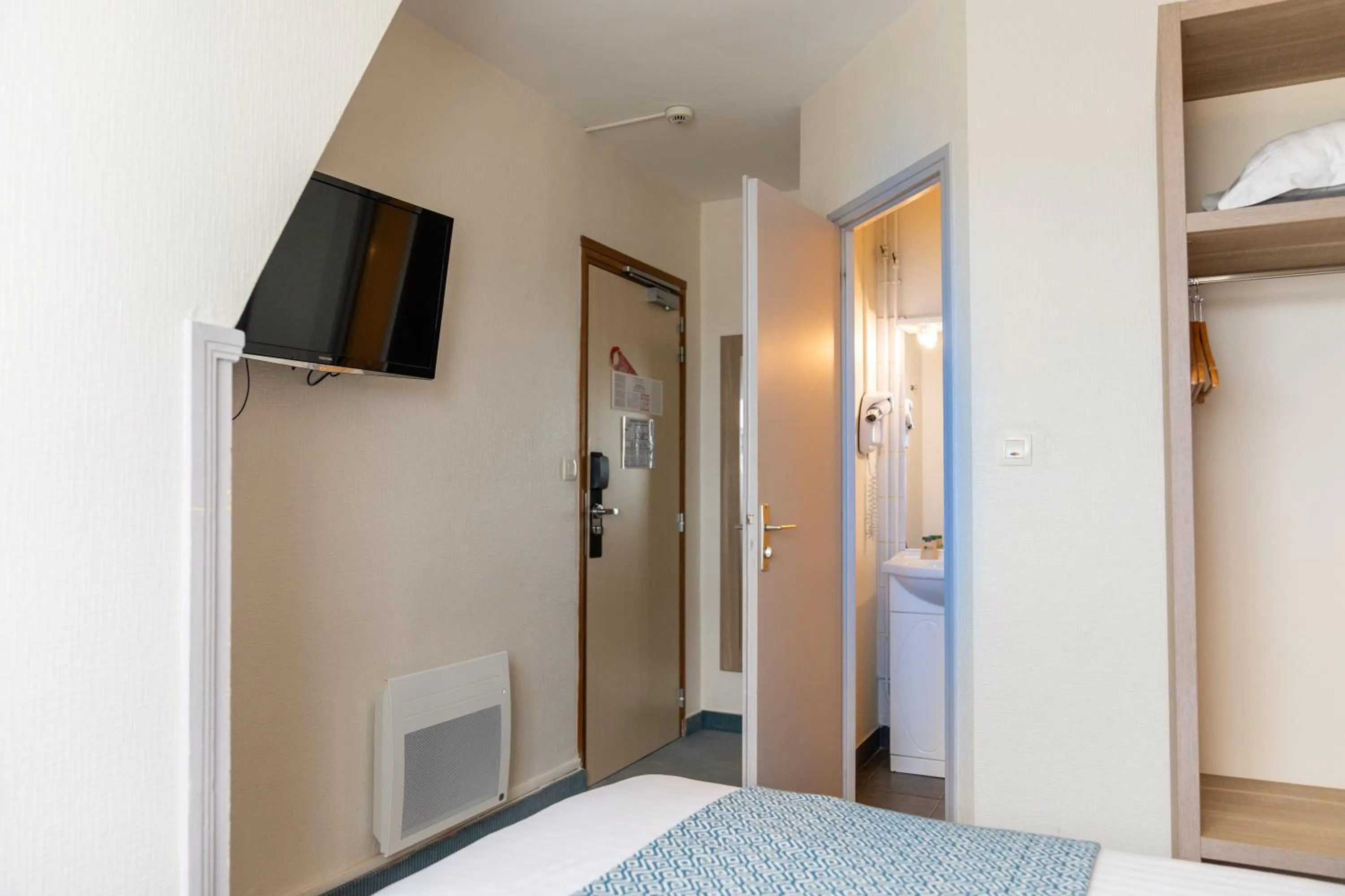 Bedroom, Bed in The Originals City, Hôtel Les Océanes, Lorient