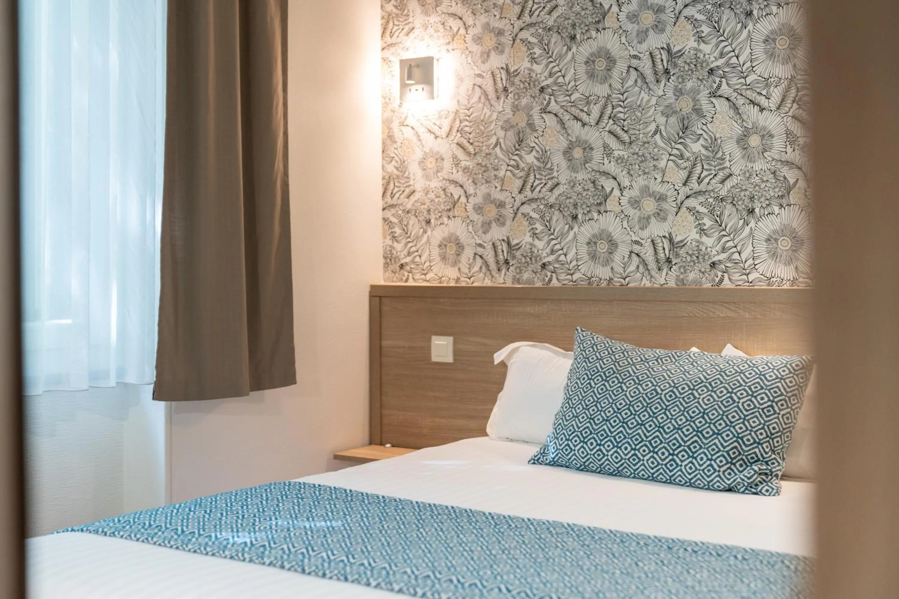 Bedroom, Bed in The Originals City, Hôtel Les Océanes, Lorient