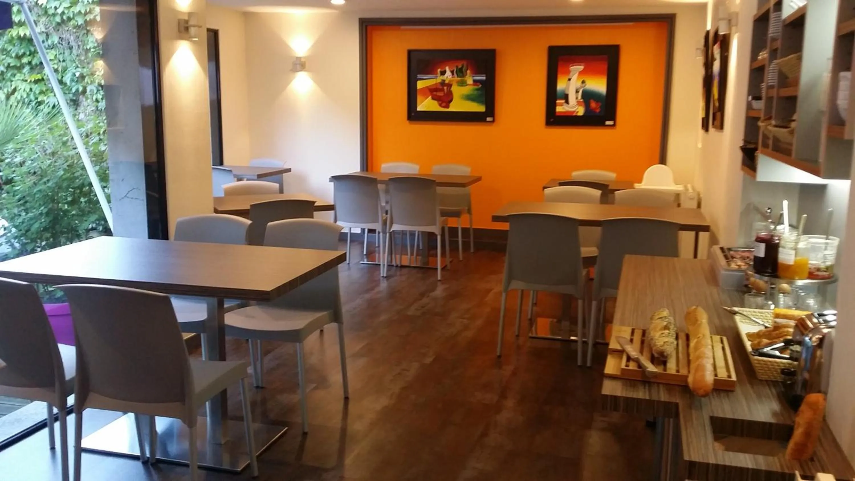 Patio in The Originals City, Hôtel Les Océanes, Lorient