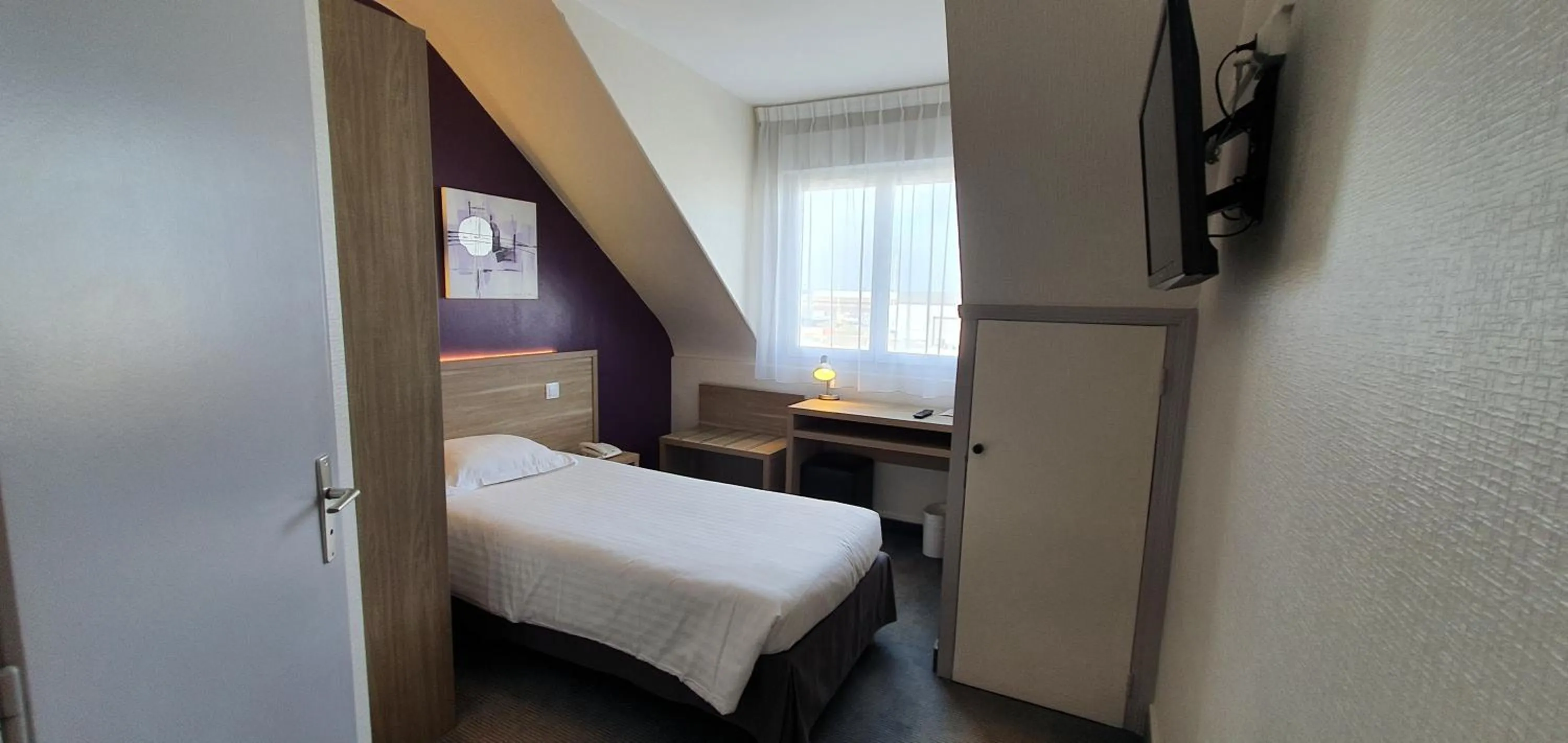 Bedroom in The Originals City, Hôtel Les Océanes, Lorient