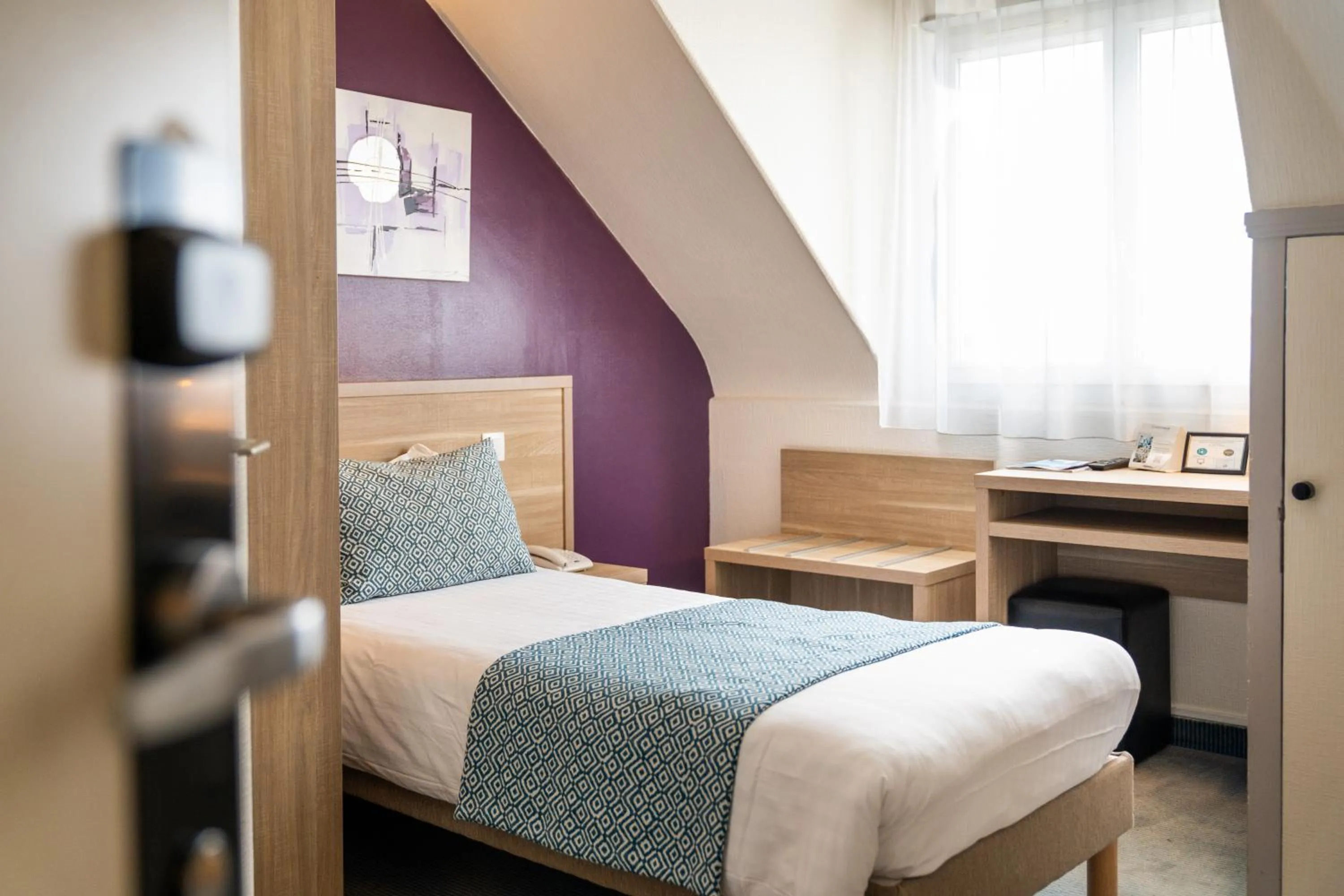 Bedroom, Bed in The Originals City, Hôtel Les Océanes, Lorient