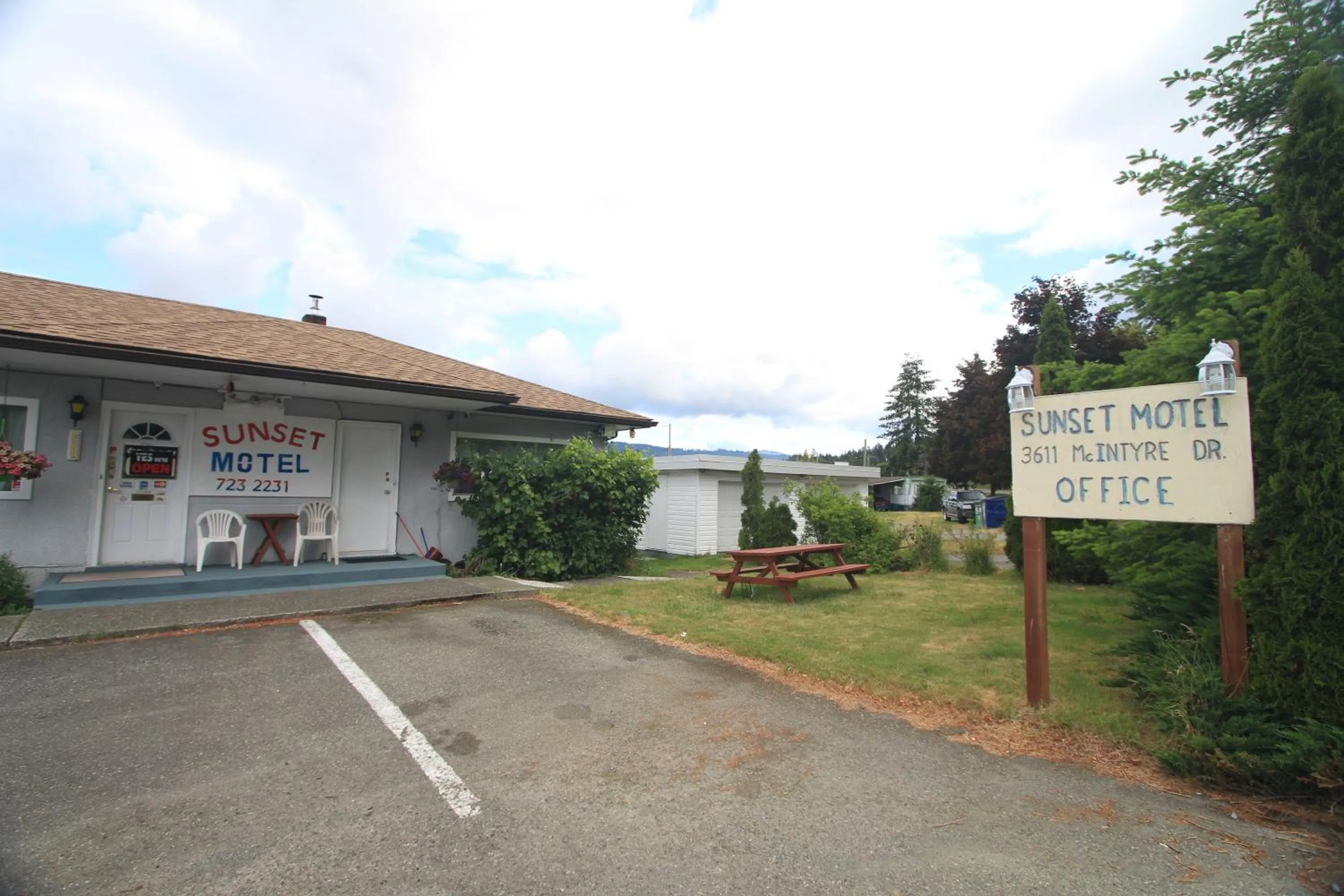 Facade/entrance in Sunset Motel & Trailer Park, Incorporated