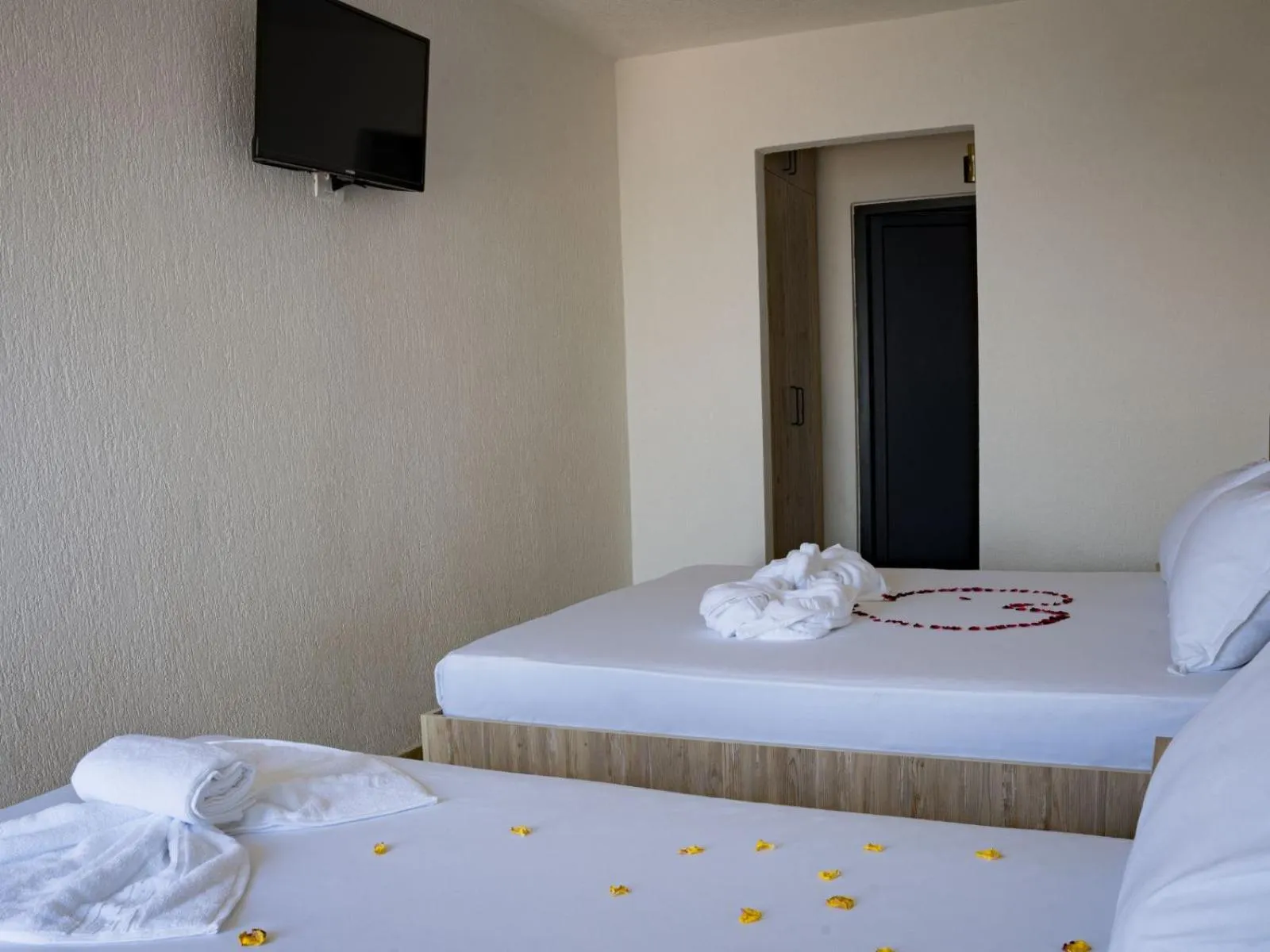 Photo of the whole room, Bed in Complex Vraja Mării Costinești