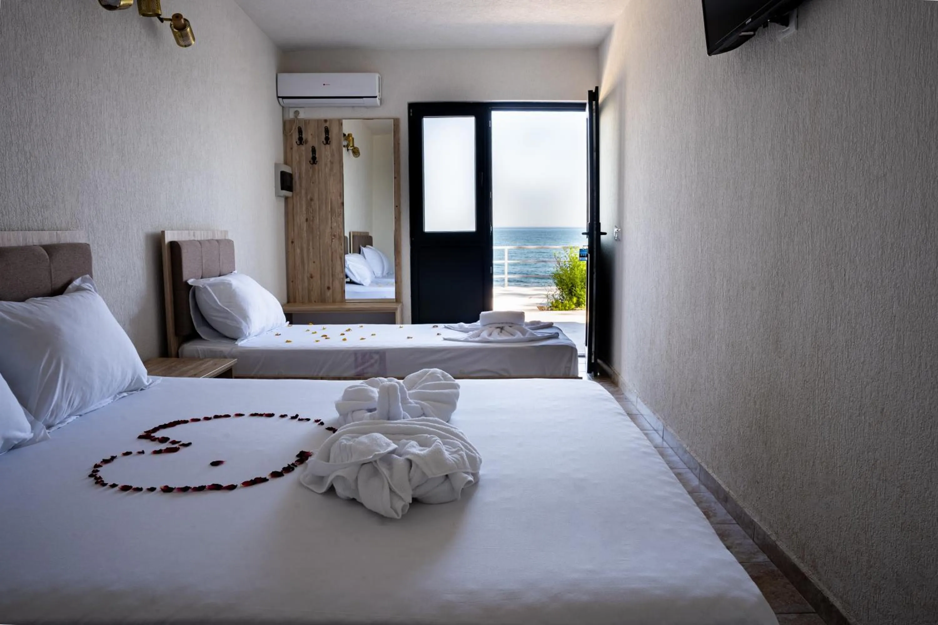 Photo of the whole room, Bed in Complex Vraja Mării Costinești