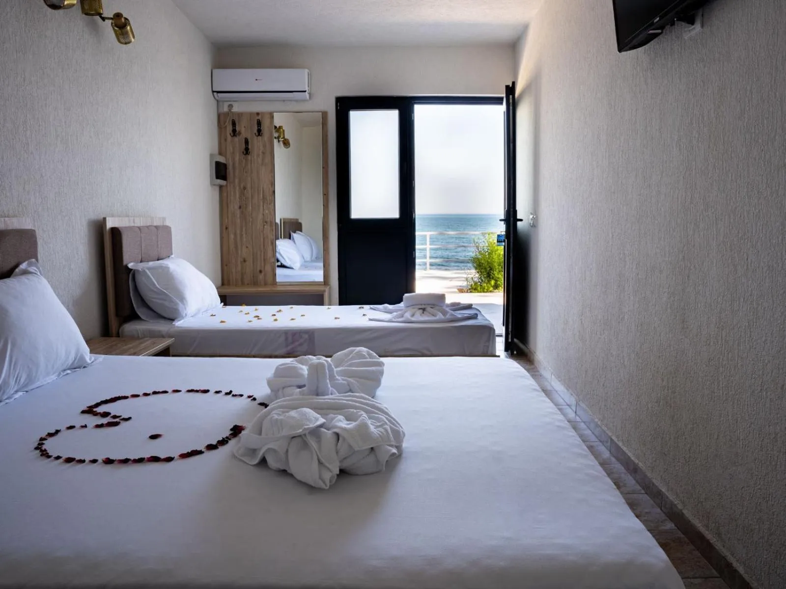 Photo of the whole room, Bed in Complex Vraja Mării Costinești