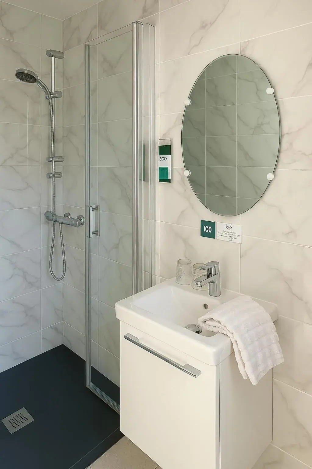 Comfort Double Room in Logis Hôtel du Cirque Troyes centre historique Comfort Double Room in Logis Hôtel du Cirque Troyes centre historique