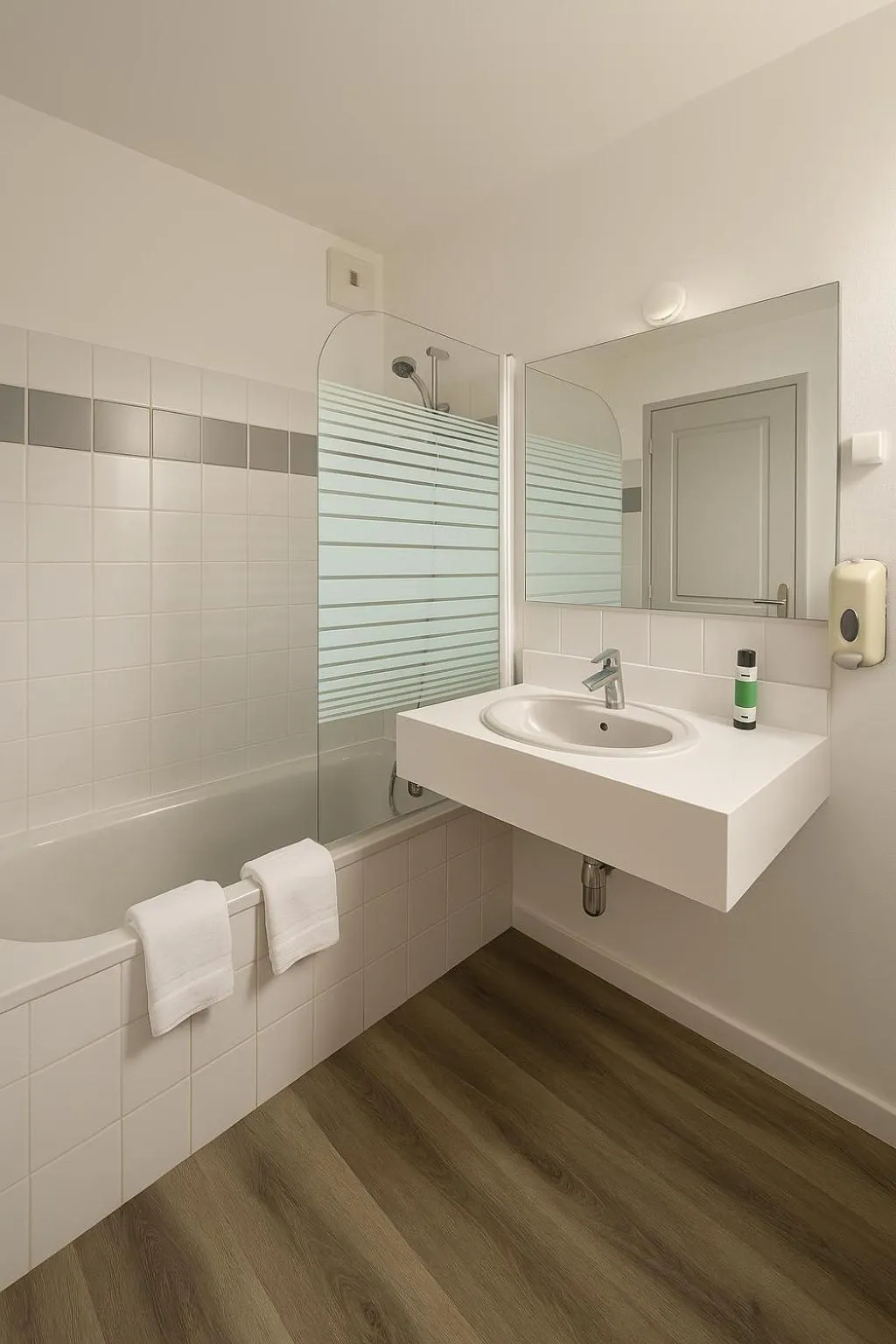 Shower in Logis Hôtel du Cirque Troyes centre historique