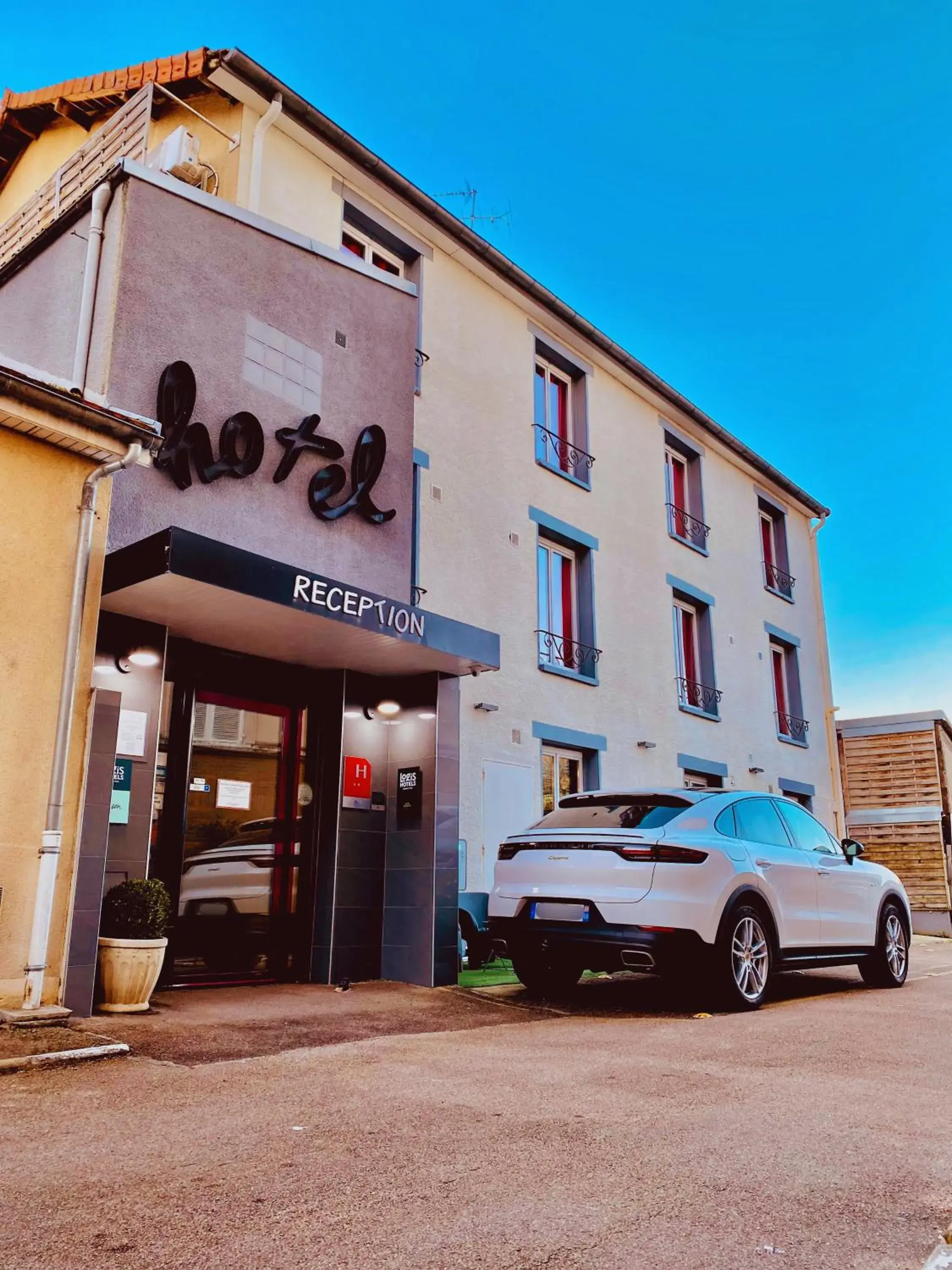 Property building in Logis Hôtel du Cirque Troyes centre historique Property building in Logis Hôtel du Cirque Troyes centre historique