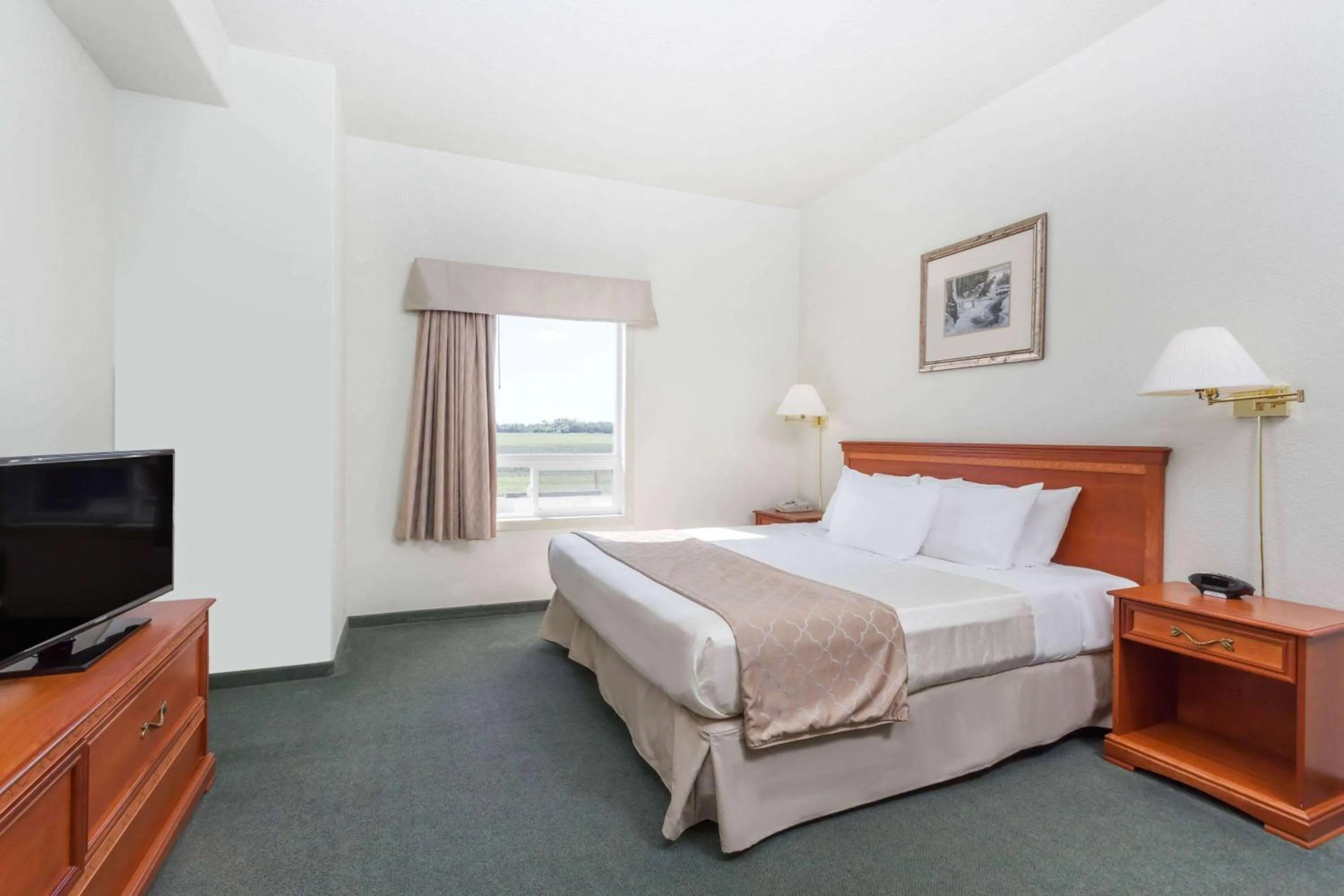 Photo of the whole room, Bed in Super 8 by Wyndham Dauphin