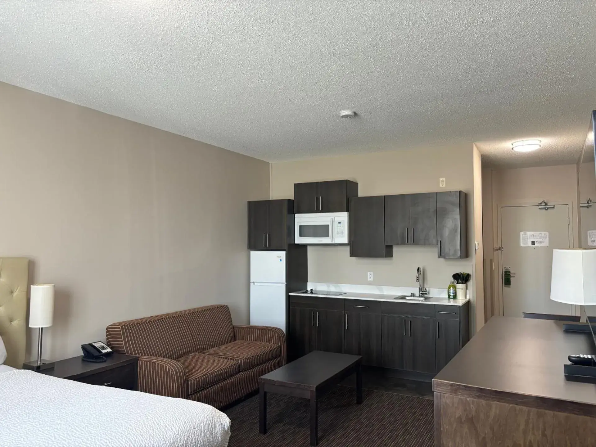 Kitchen or kitchenette, Bed in Ramada by Wyndham Estevan Kitchen or kitchenette, Bed in Ramada by Wyndham Estevan