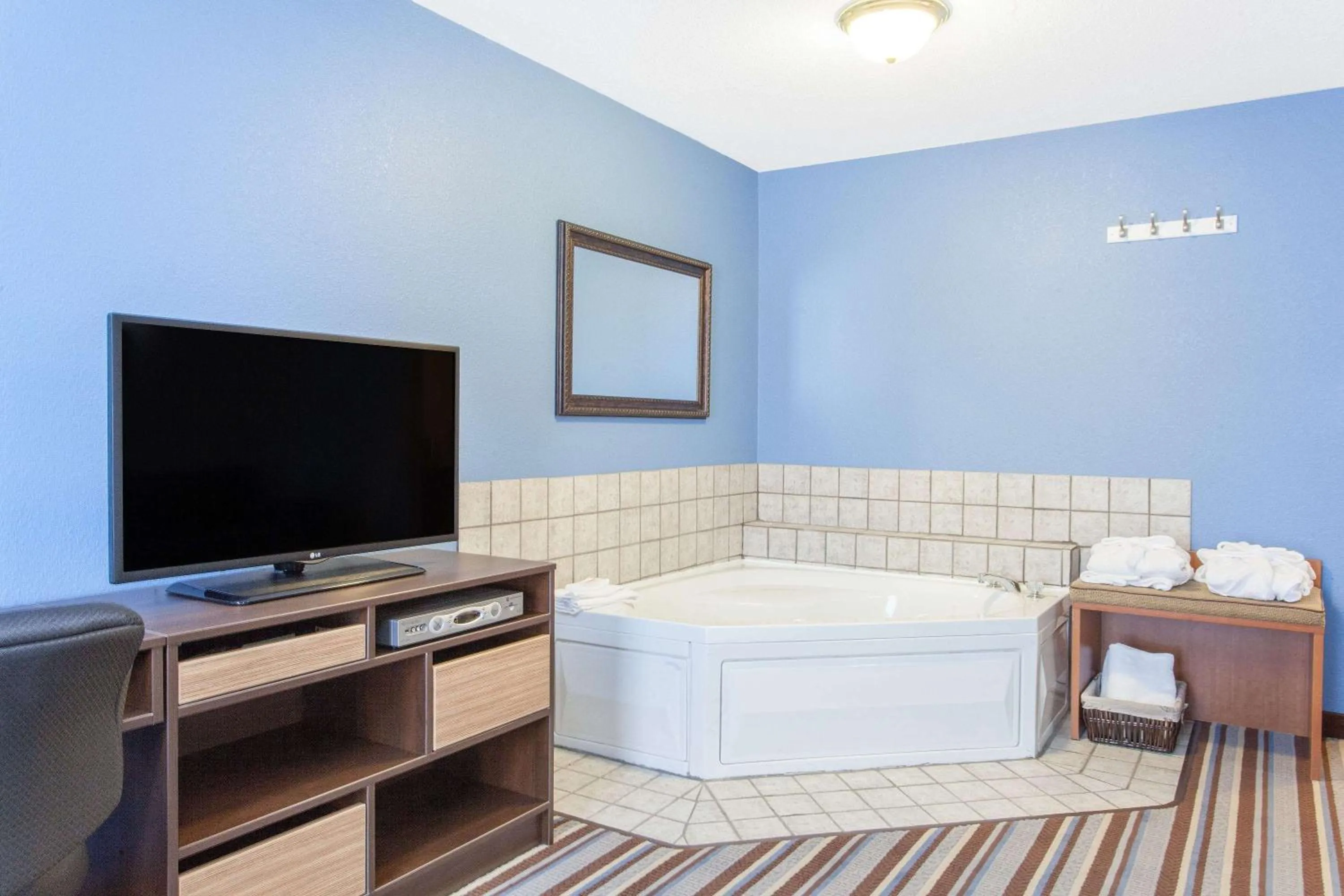 Photo of the whole room in Super 8 by Wyndham Fort Frances