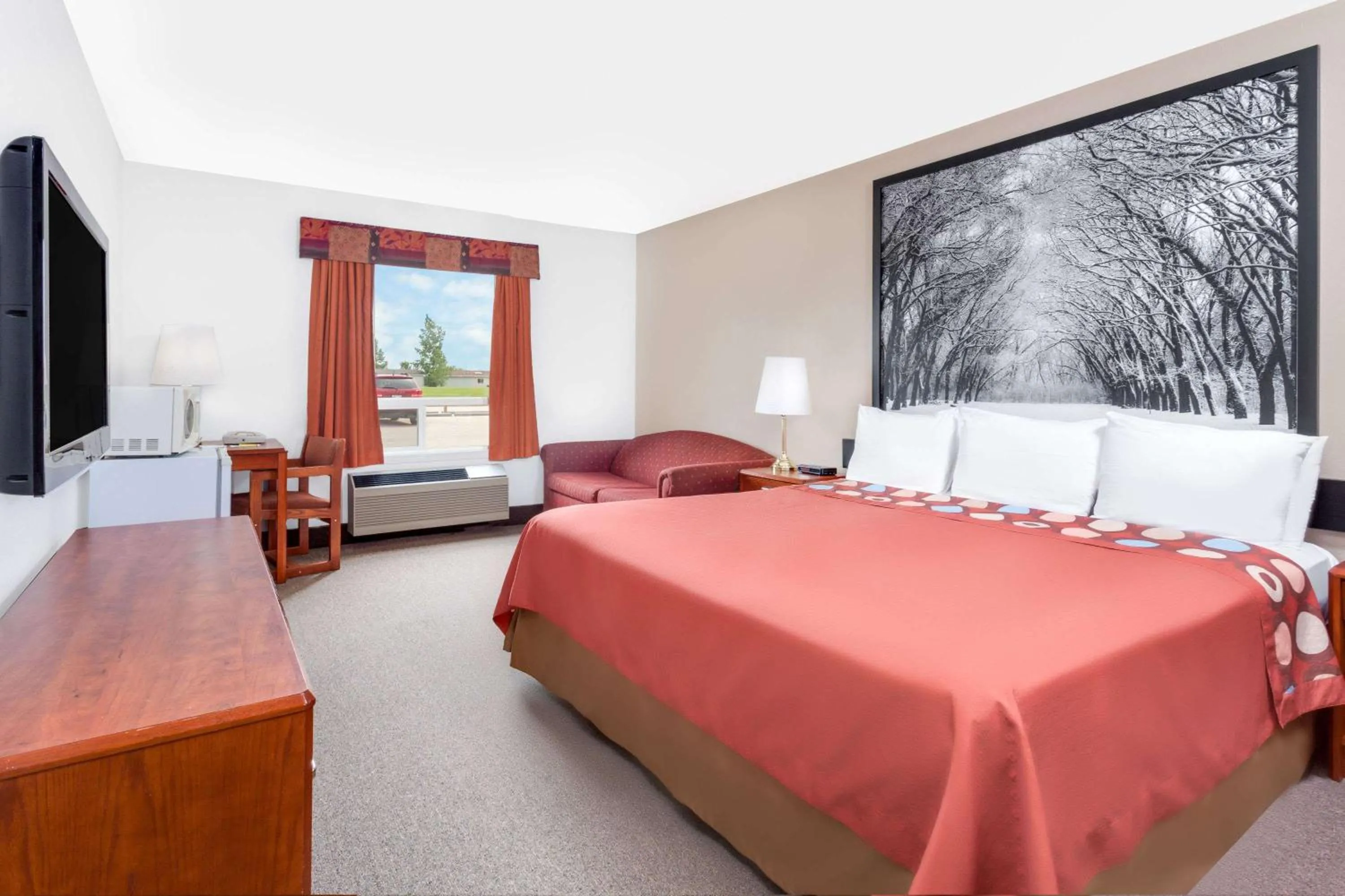 Photo of the whole room in Super 8 by Wyndham Morden