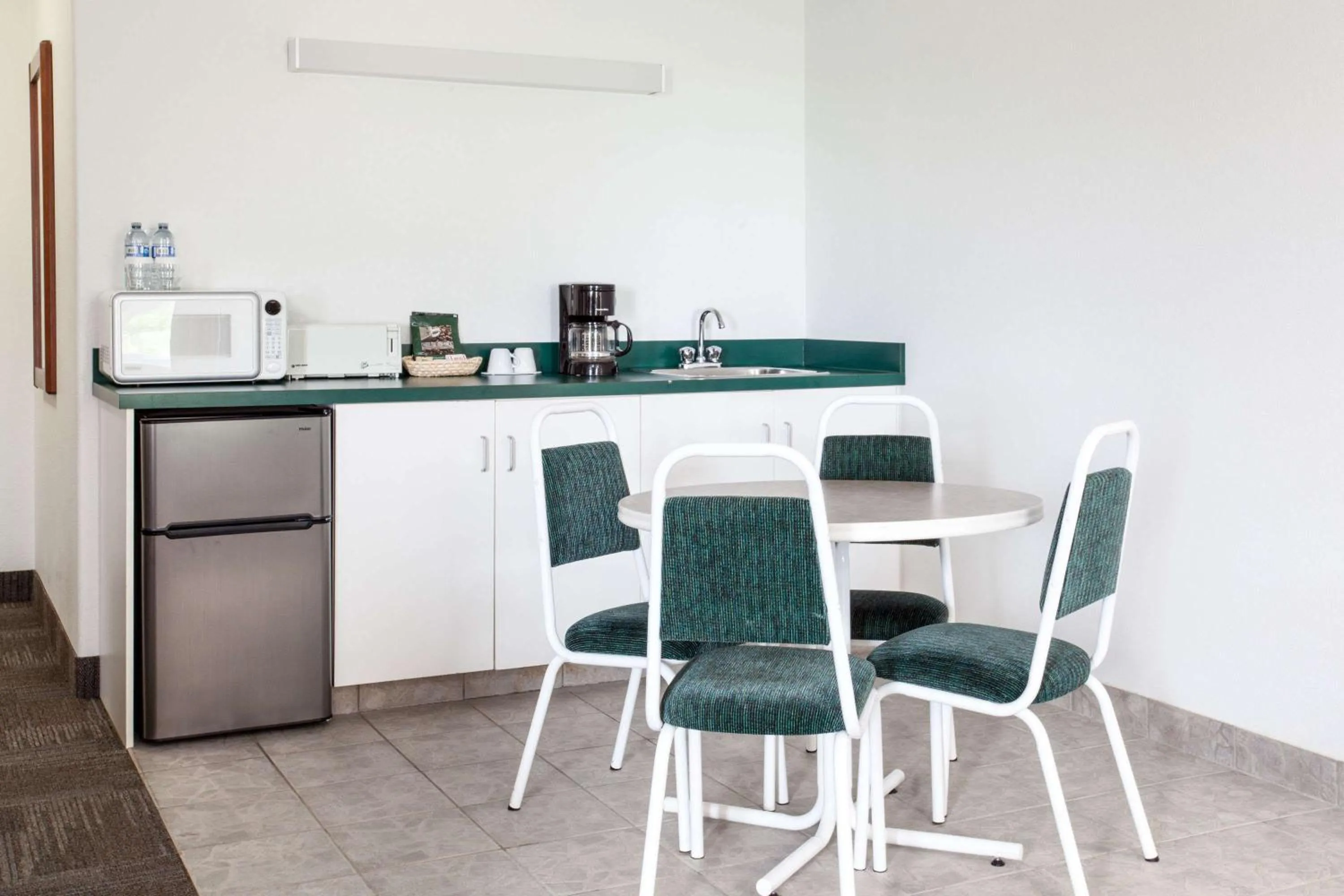 Photo of the whole room in Super 8 by Wyndham Morden