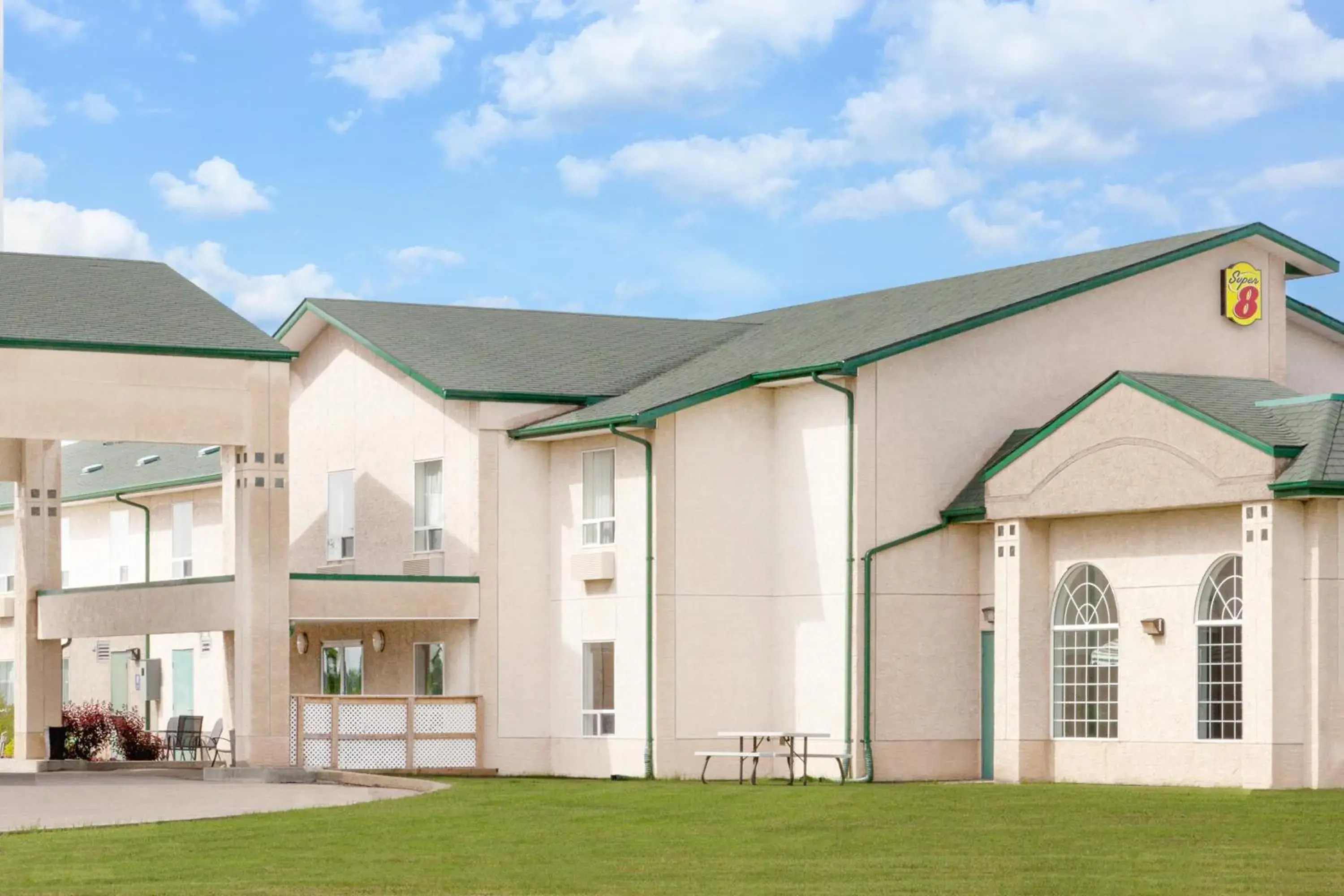 Property building in Super 8 by Wyndham Morden Property building in Super 8 by Wyndham Morden