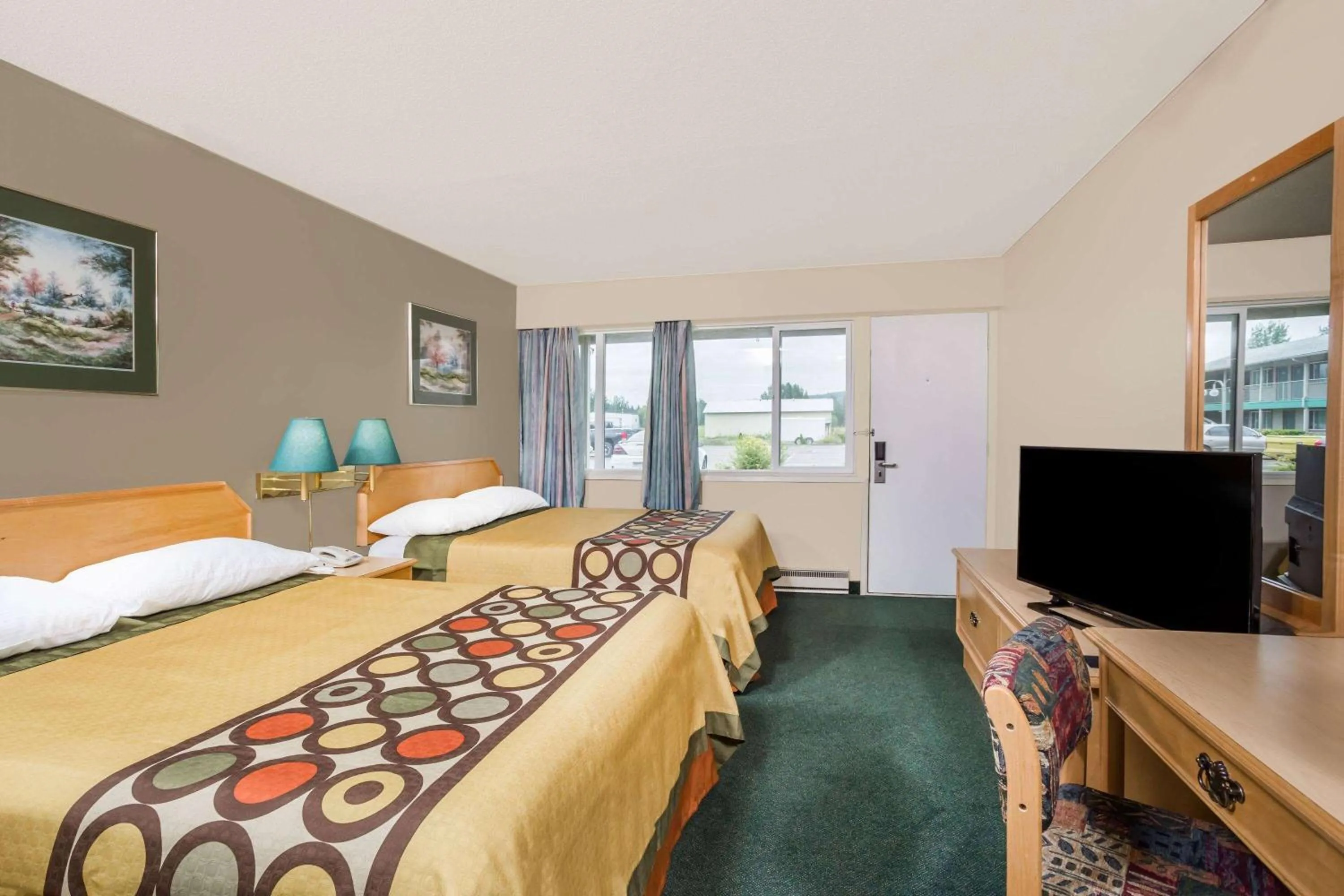 Photo of the whole room, Bed in Super 8 by Wyndham Quesnel BC