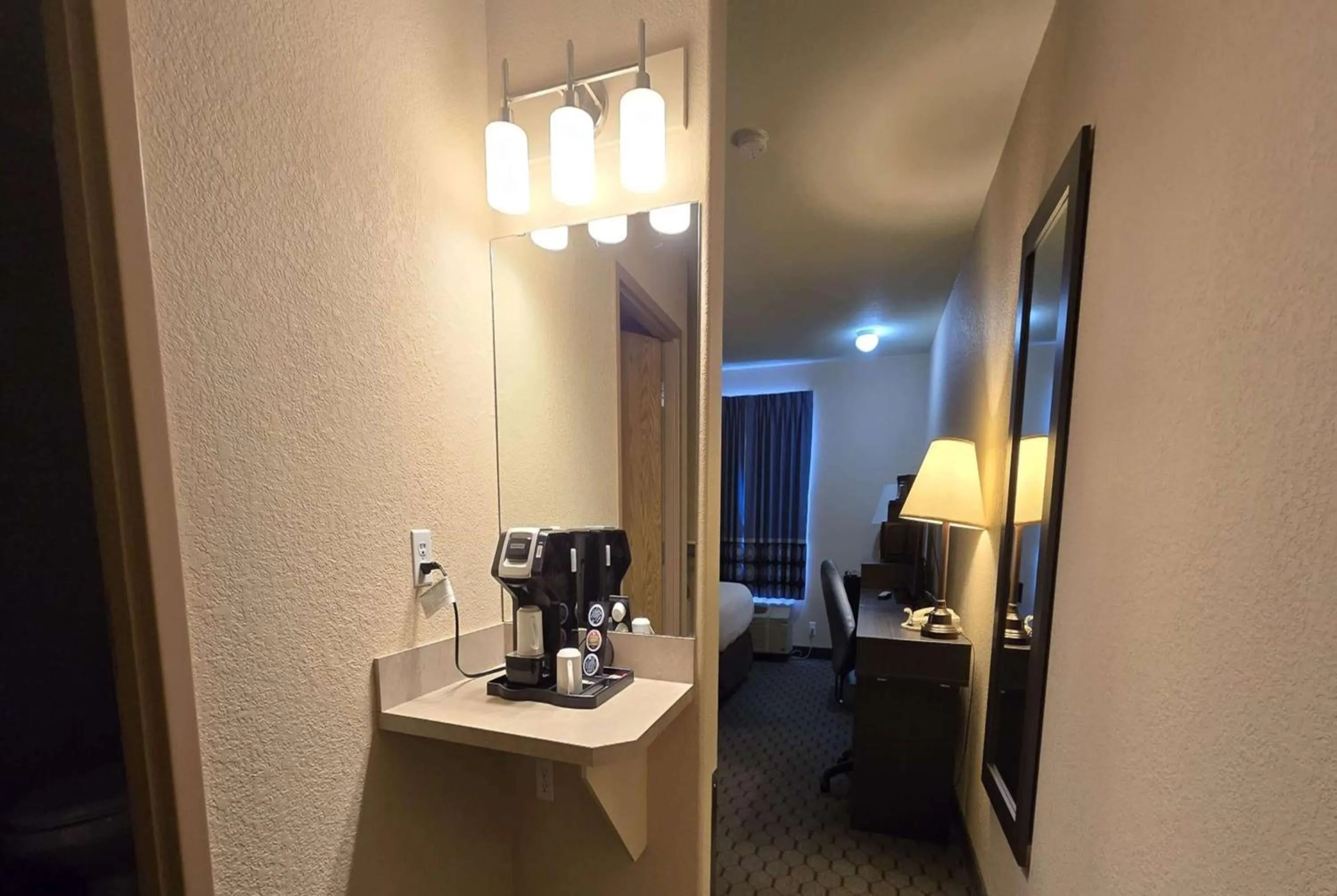 Queen Room - Disability Access - Non-Smoking in Super 8 by Wyndham Swan River MB