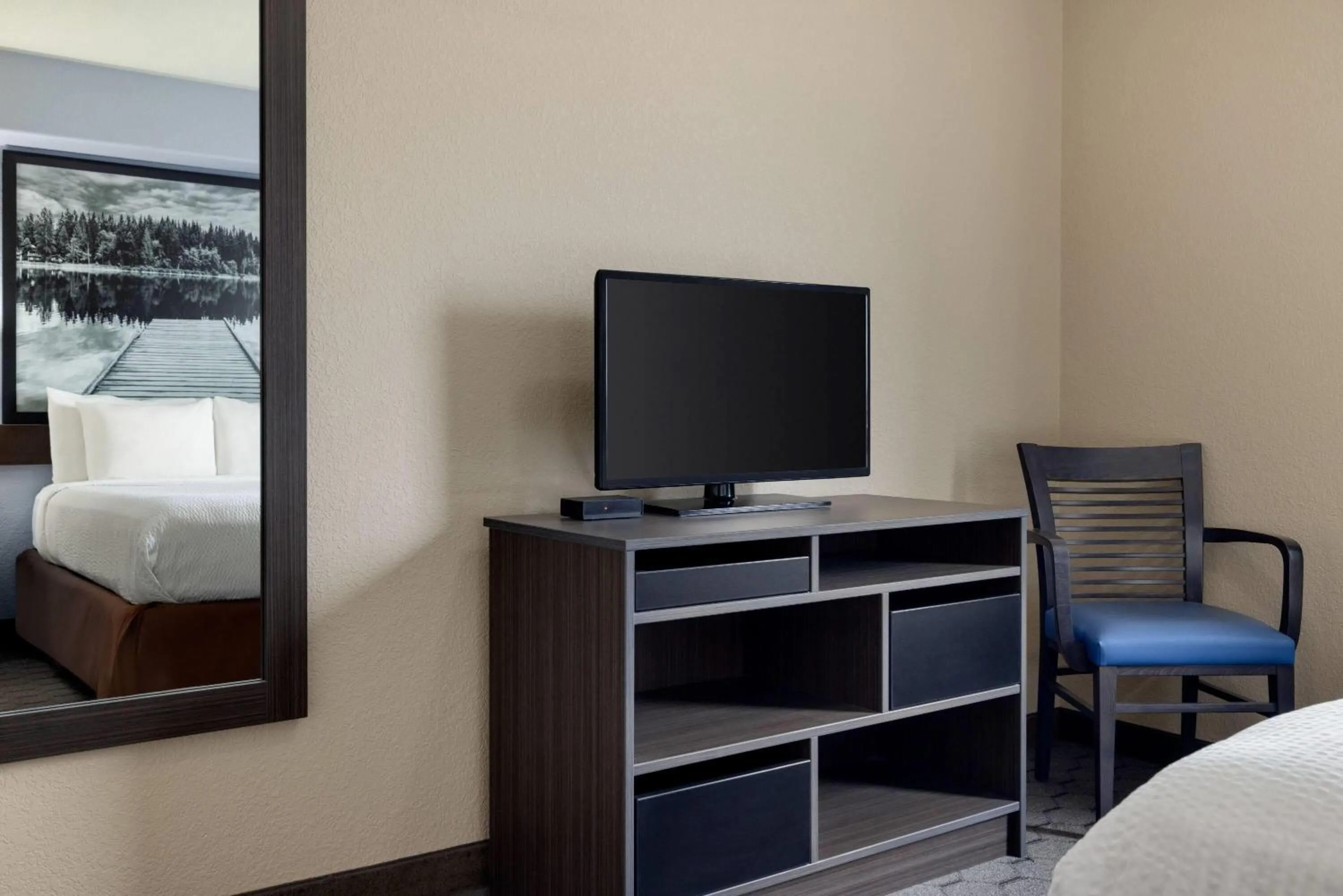 Photo of the whole room, Bed in Super 8 by Wyndham Swan River MB