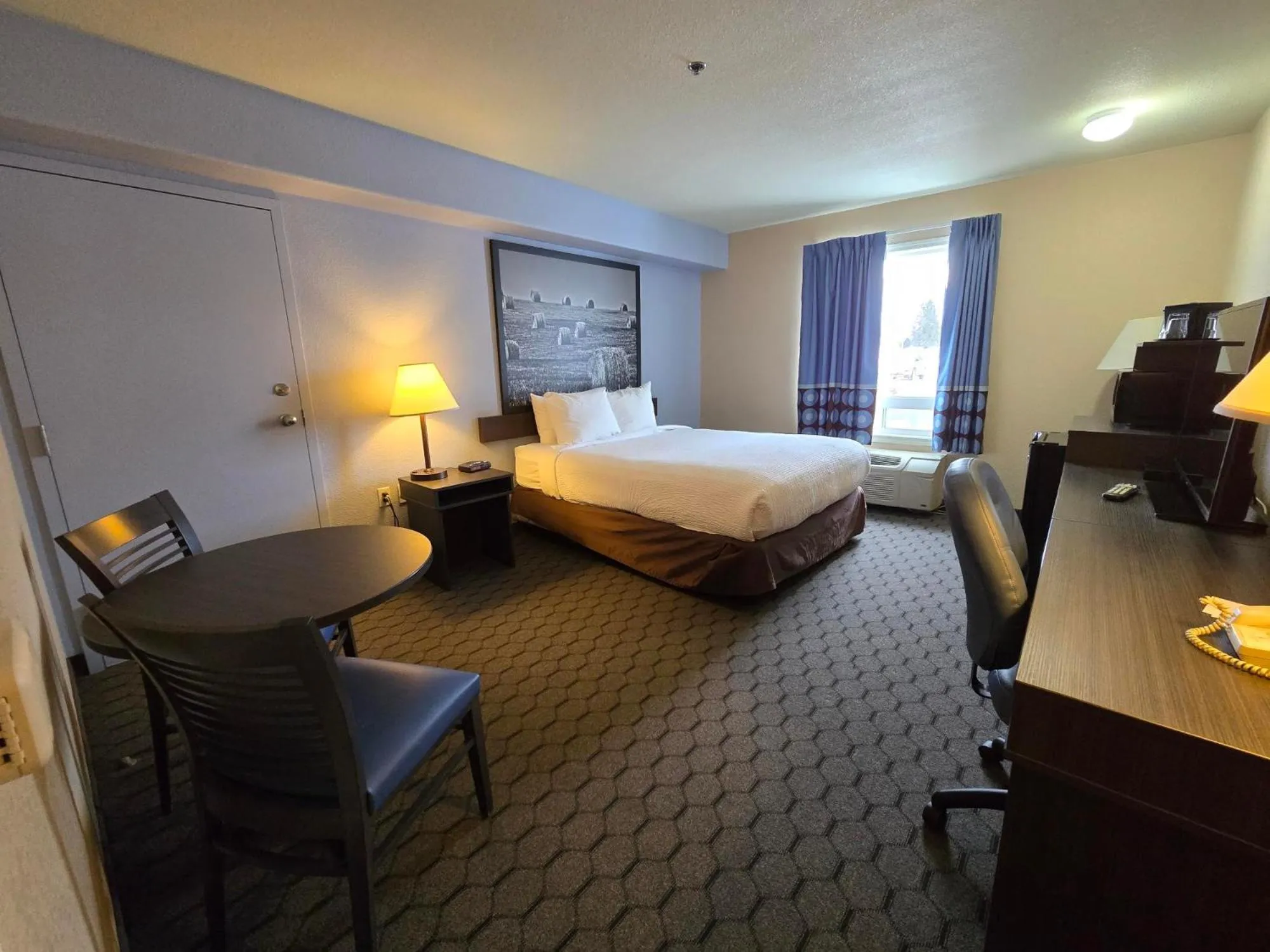 Photo of the whole room, Bed in Super 8 by Wyndham Swan River MB