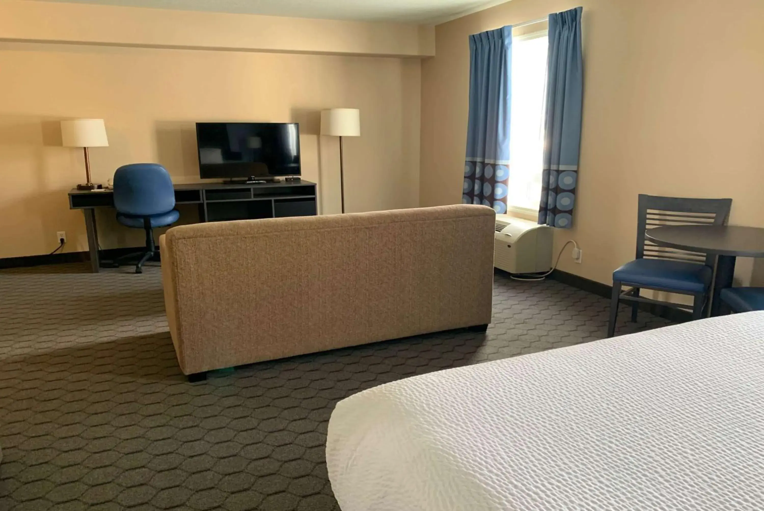 Photo of the whole room, Bed in Super 8 by Wyndham Swan River MB Photo of the whole room, Bed in Super 8 by Wyndham Swan River MB