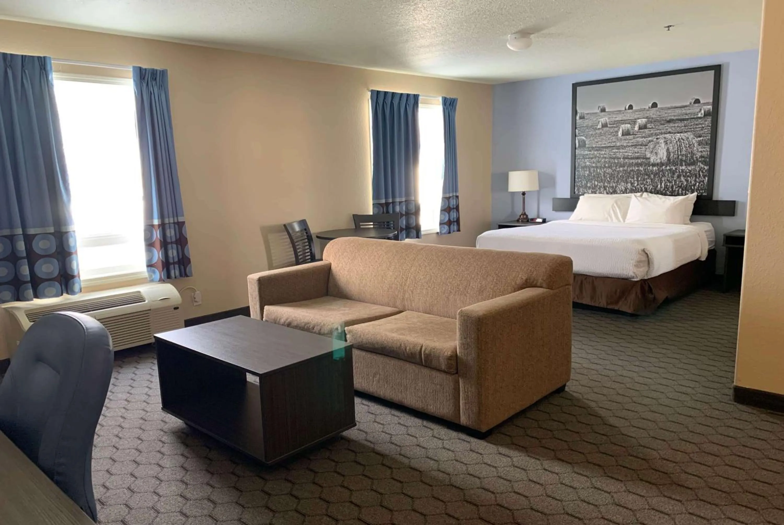 Deluxe Business Queen Room - Non-Smoking in Super 8 by Wyndham Swan River MB