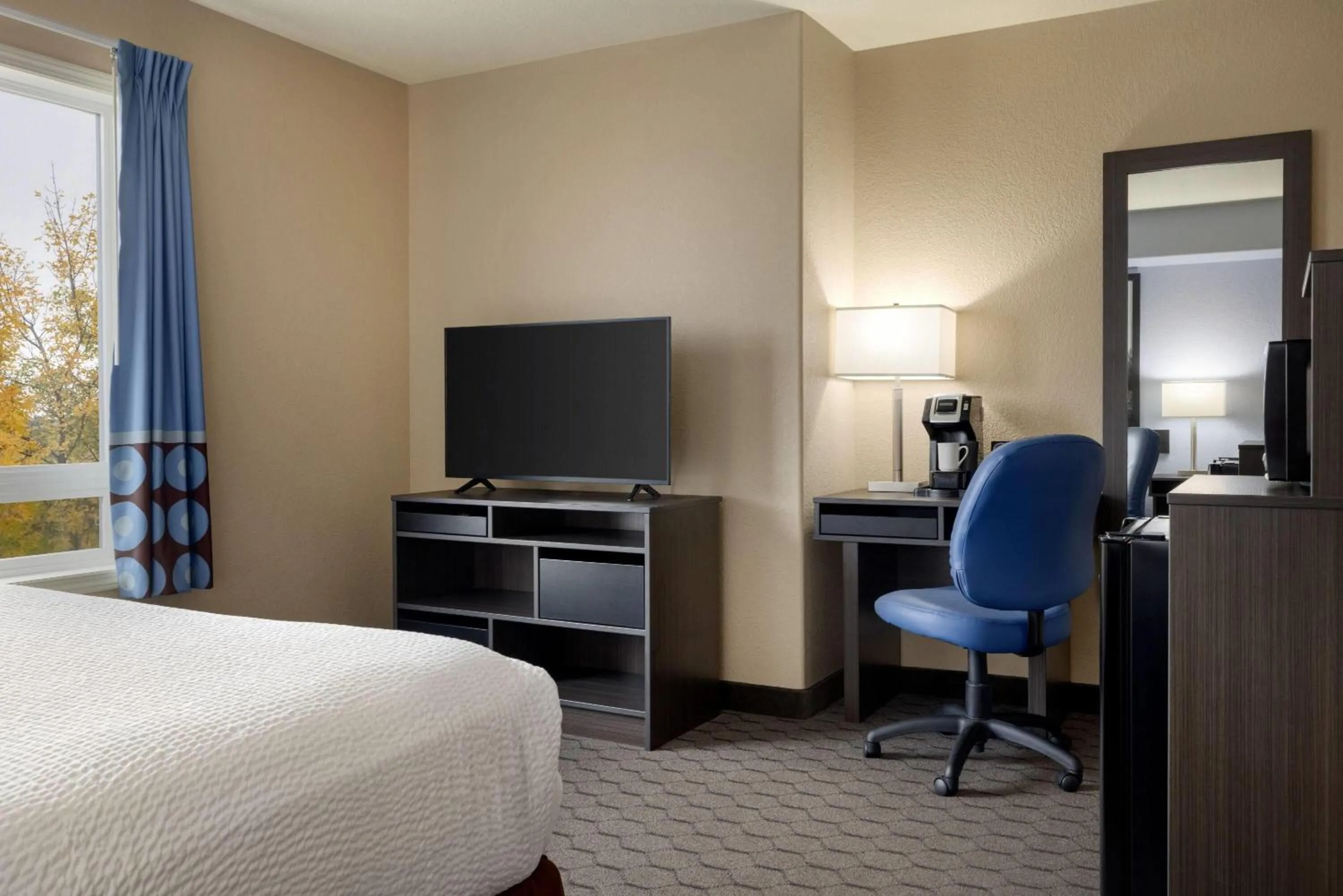 Photo of the whole room, Bed in Super 8 by Wyndham Swan River MB