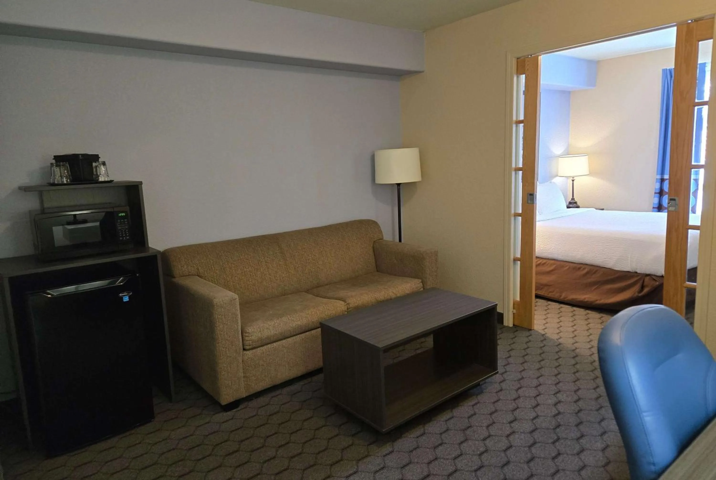 Queen Suite with Spa Bath - Non-Smoking in Super 8 by Wyndham Swan River MB