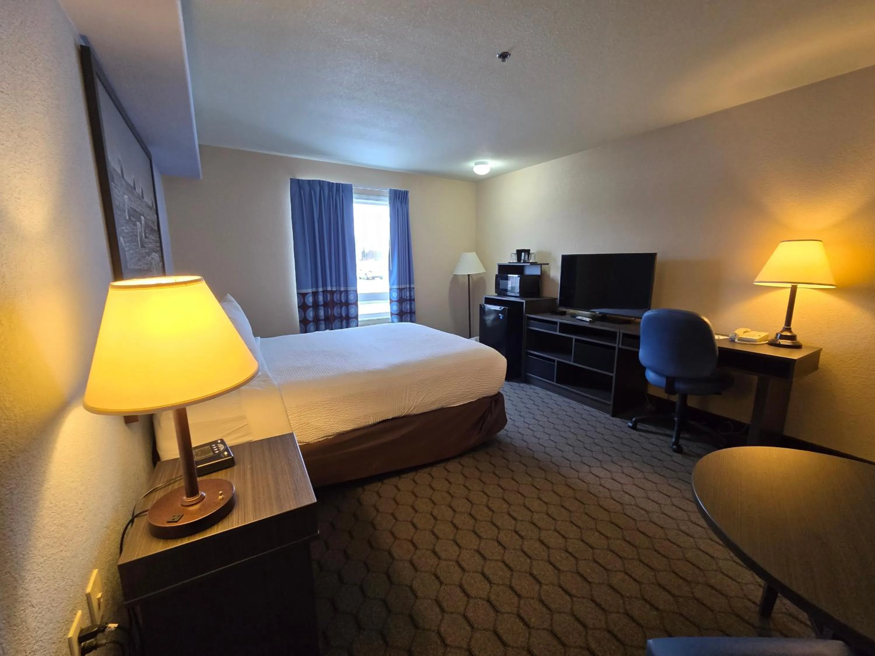 Photo of the whole room, Bed in Super 8 by Wyndham Swan River MB