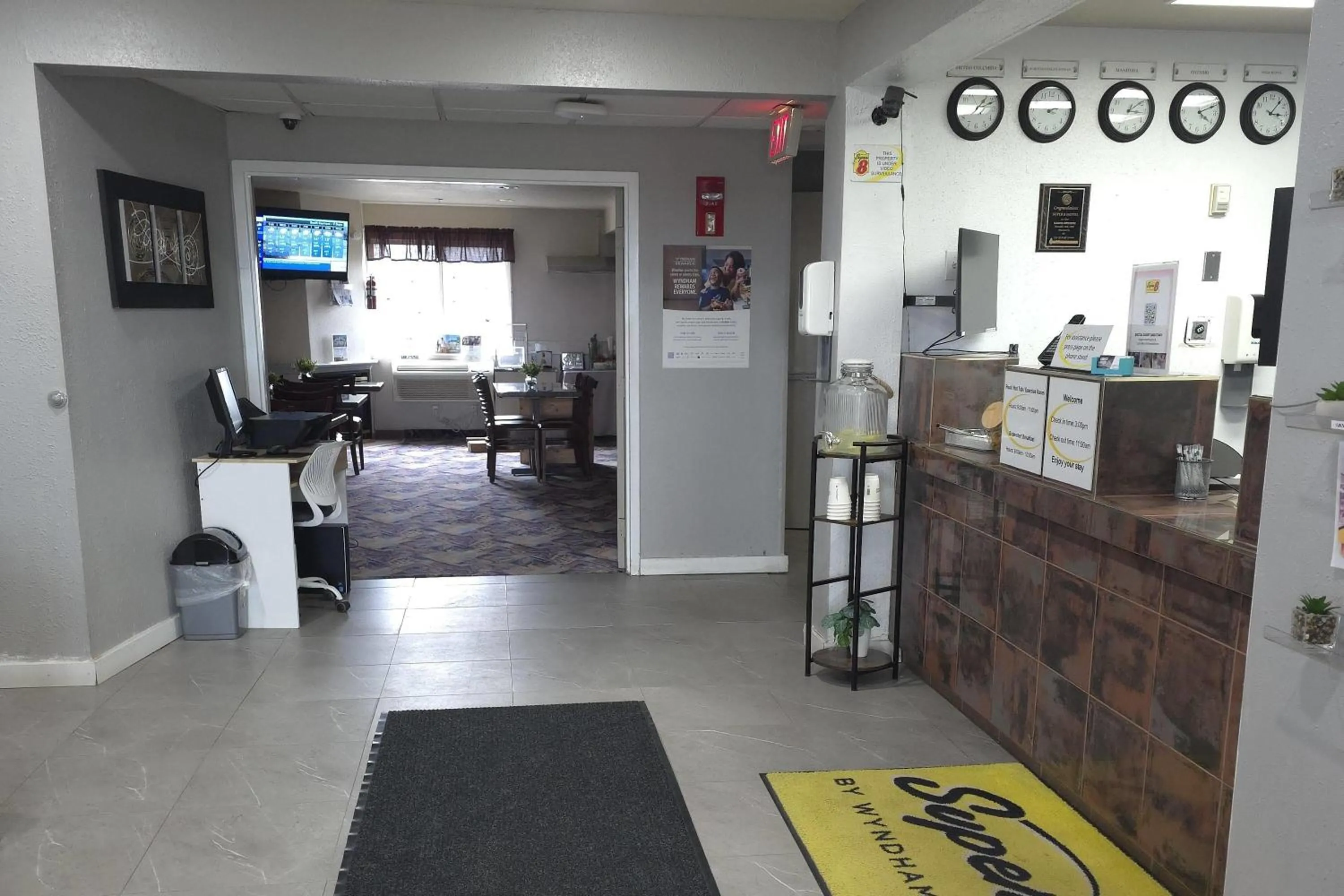 Lobby or reception in Super 8 by Wyndham Swift Current