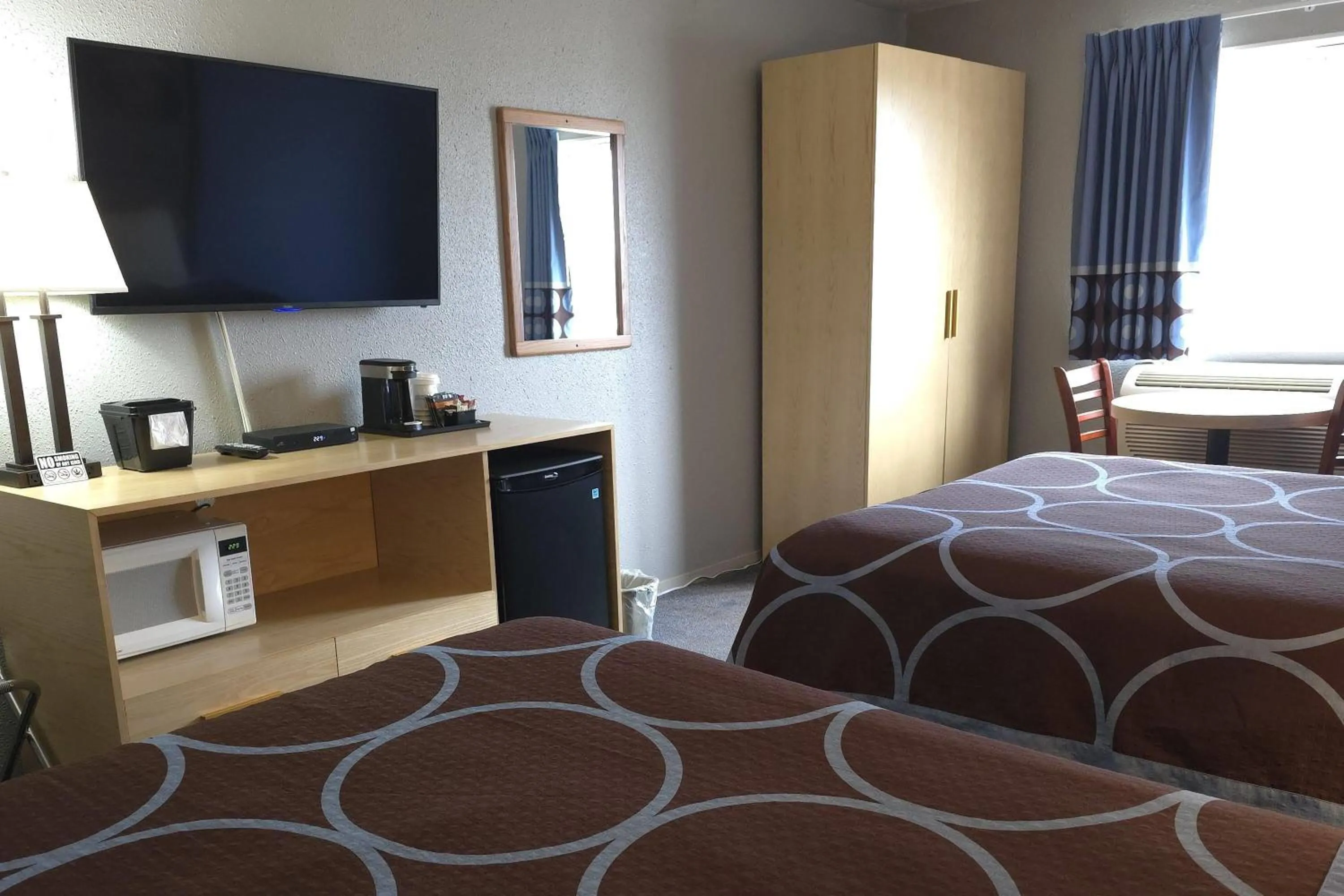 Photo of the whole room, Bed in Super 8 by Wyndham Swift Current