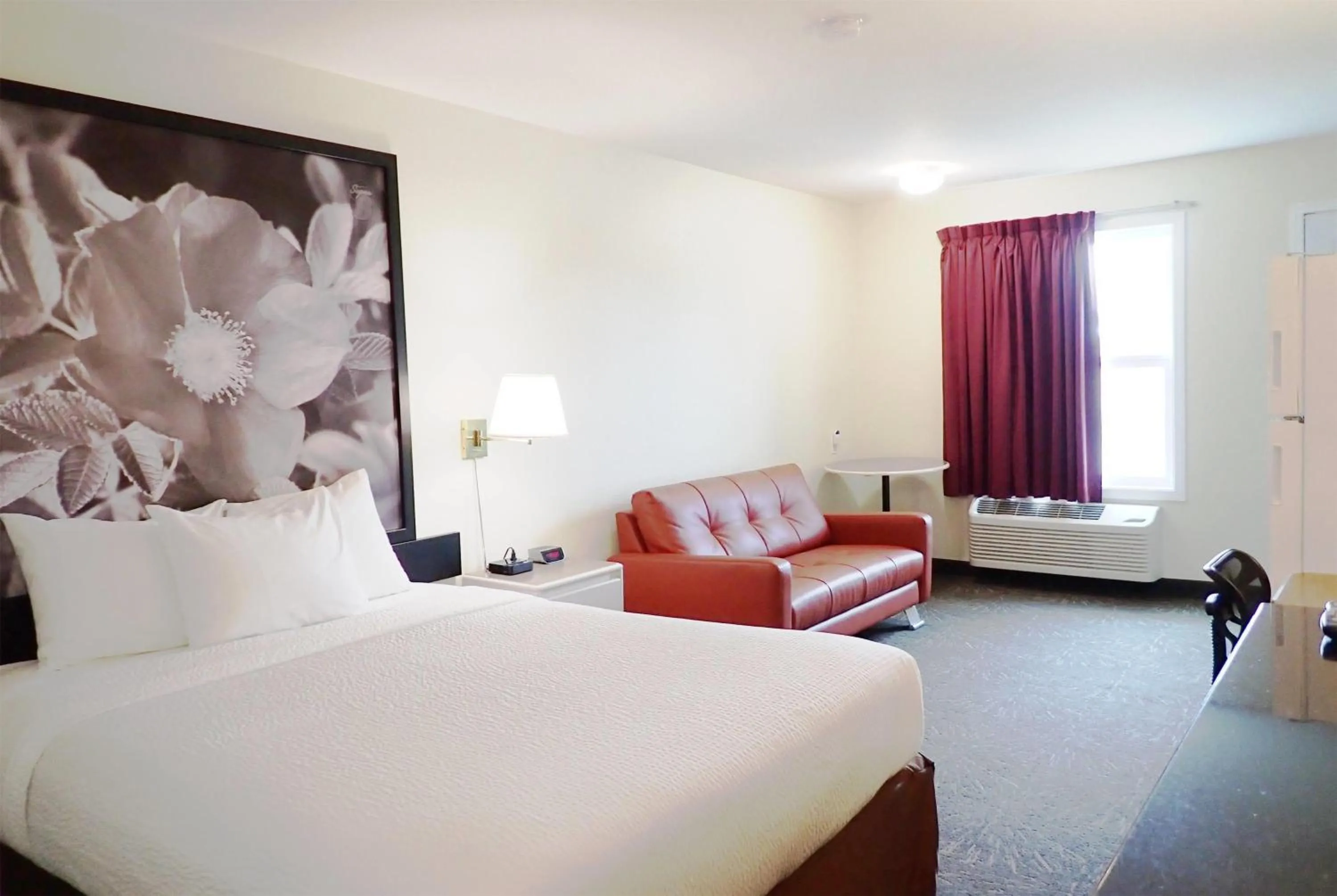 Photo of the whole room, Bed in Days Inn by Wyndham Taber