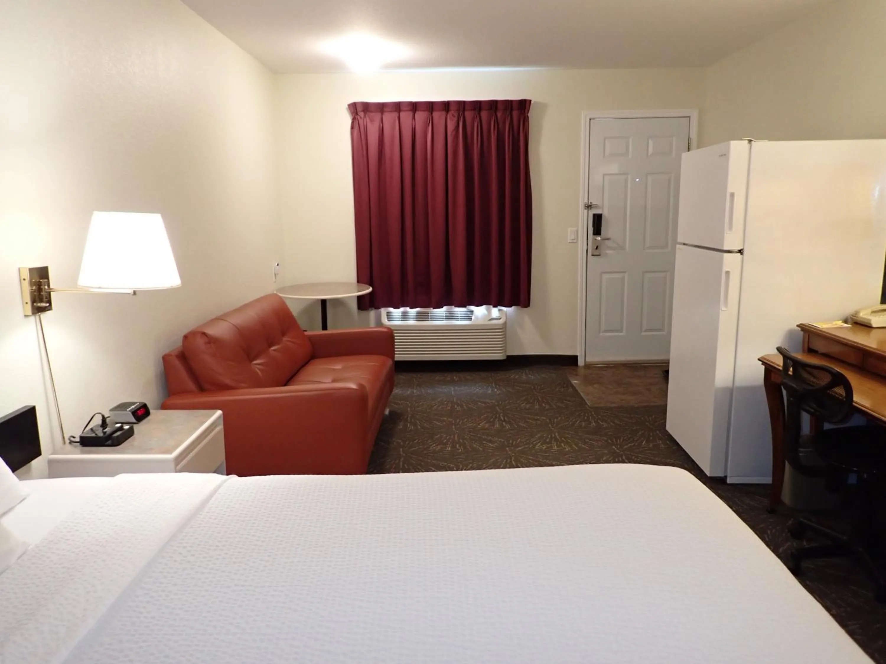 Bed in Super 8 by Wyndham Taber AB