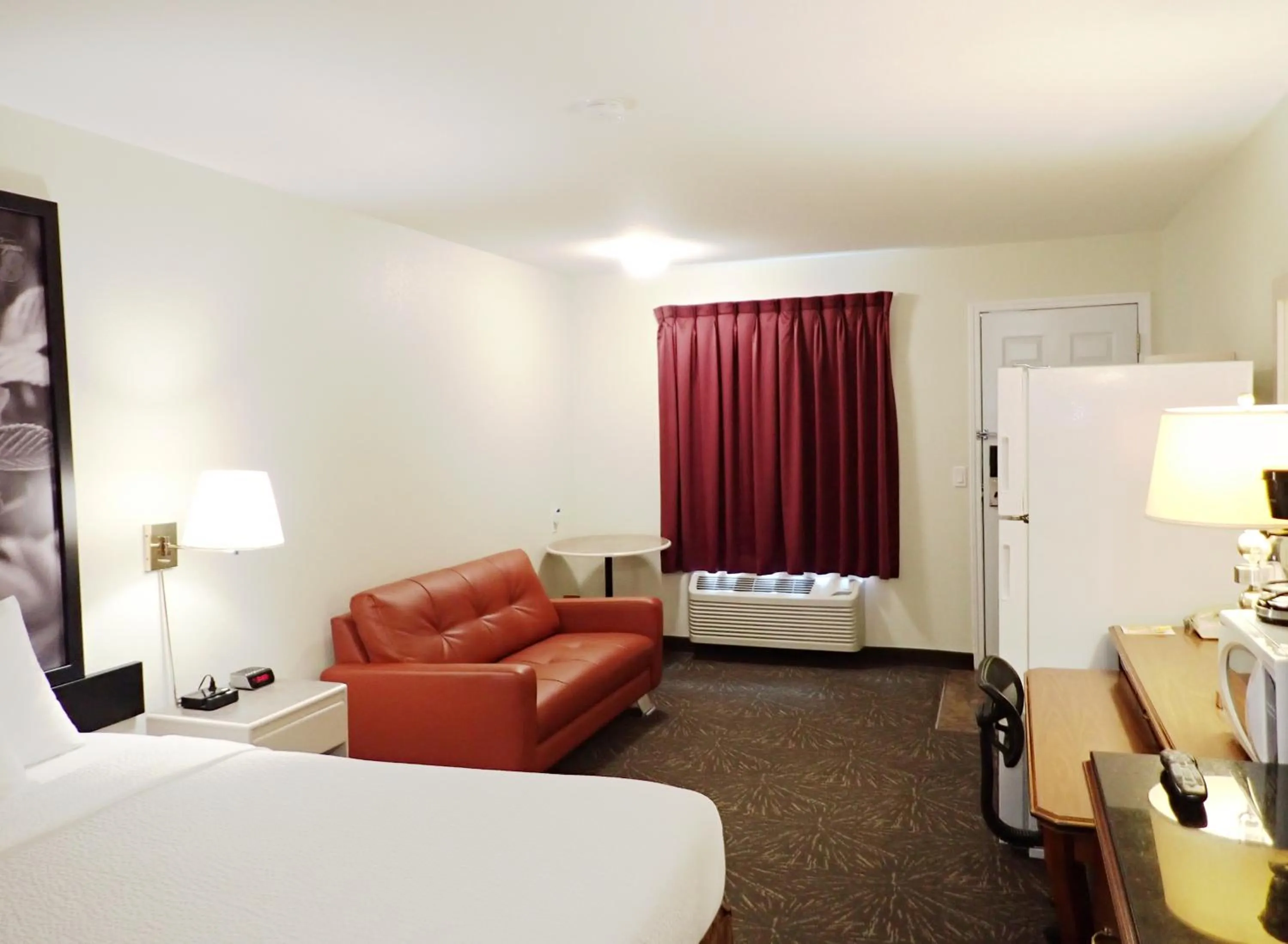 Bed in Super 8 by Wyndham Taber AB