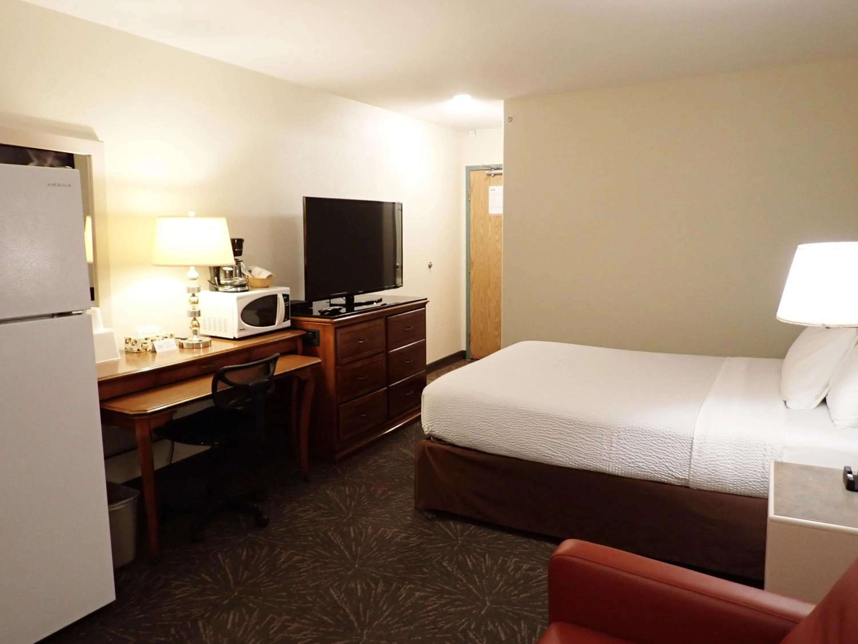 Bed in Super 8 by Wyndham Taber AB