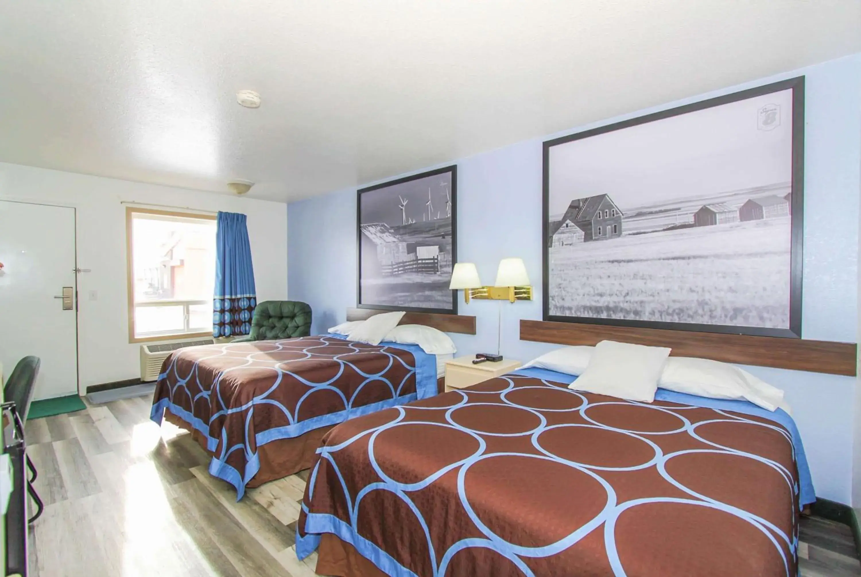 Photo of the whole room, Bed in Super 8 by Wyndham Three Hills AB Photo of the whole room, Bed in Super 8 by Wyndham Three Hills AB