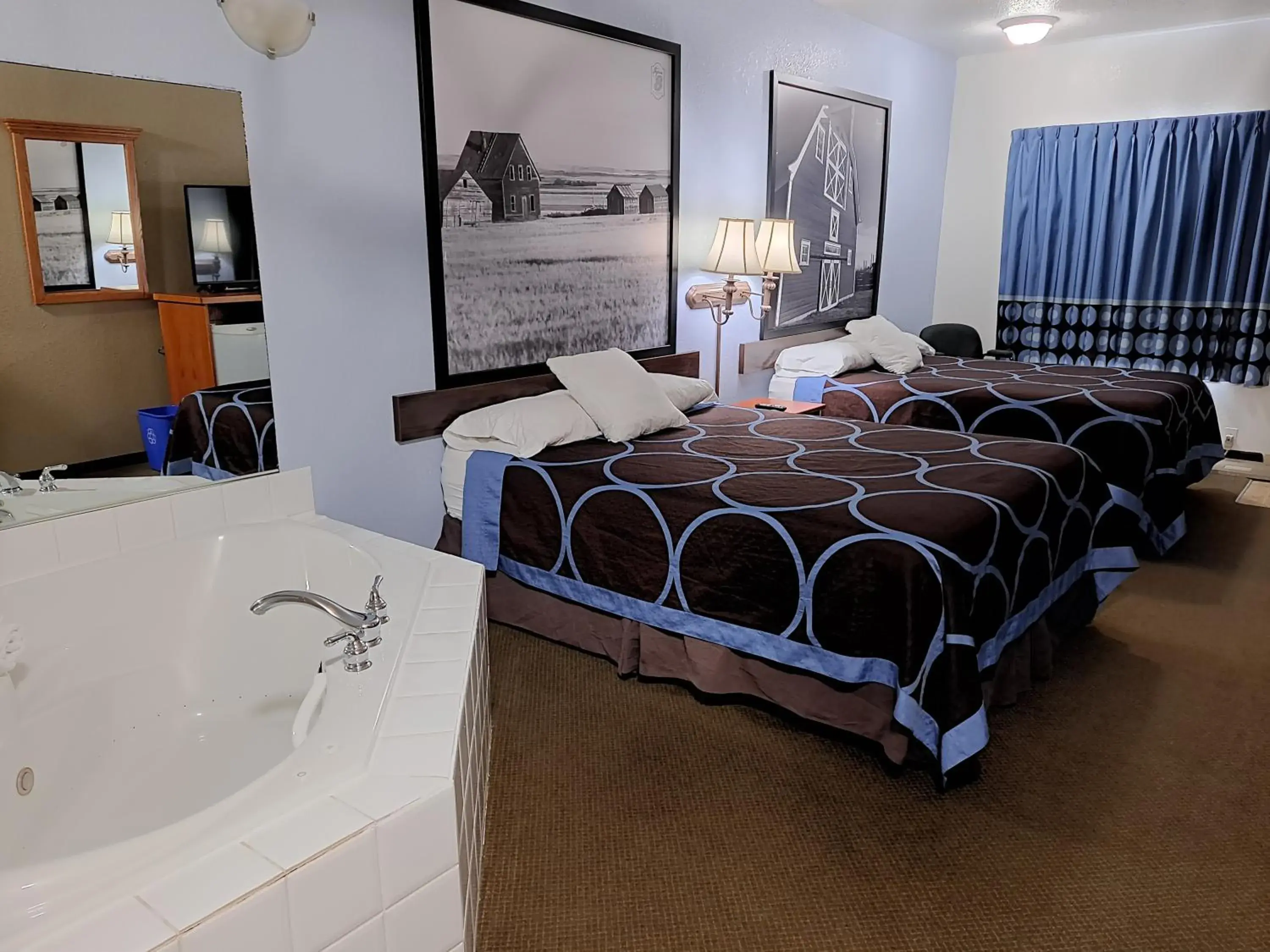 Queen Suite - Non-Smoking in Super 8 by Wyndham Three Hills AB Queen Suite - Non-Smoking in Super 8 by Wyndham Three Hills AB