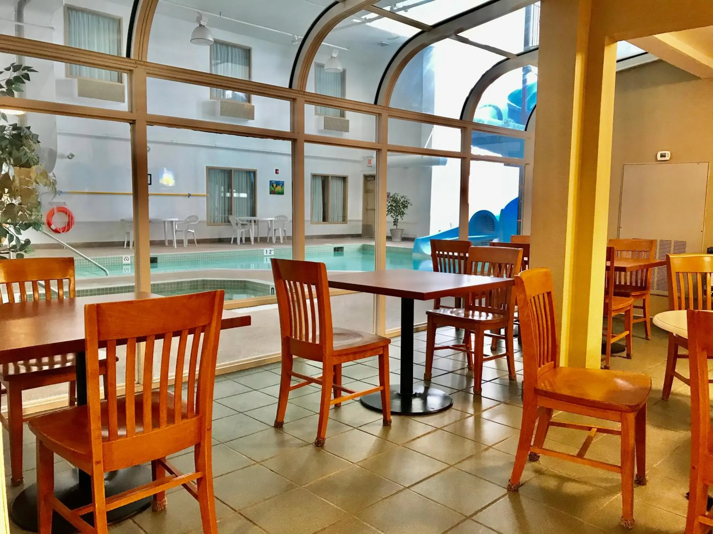 Restaurant/places to eat in Super 8 by Wyndham Three Hills AB Restaurant/places to eat in Super 8 by Wyndham Three Hills AB