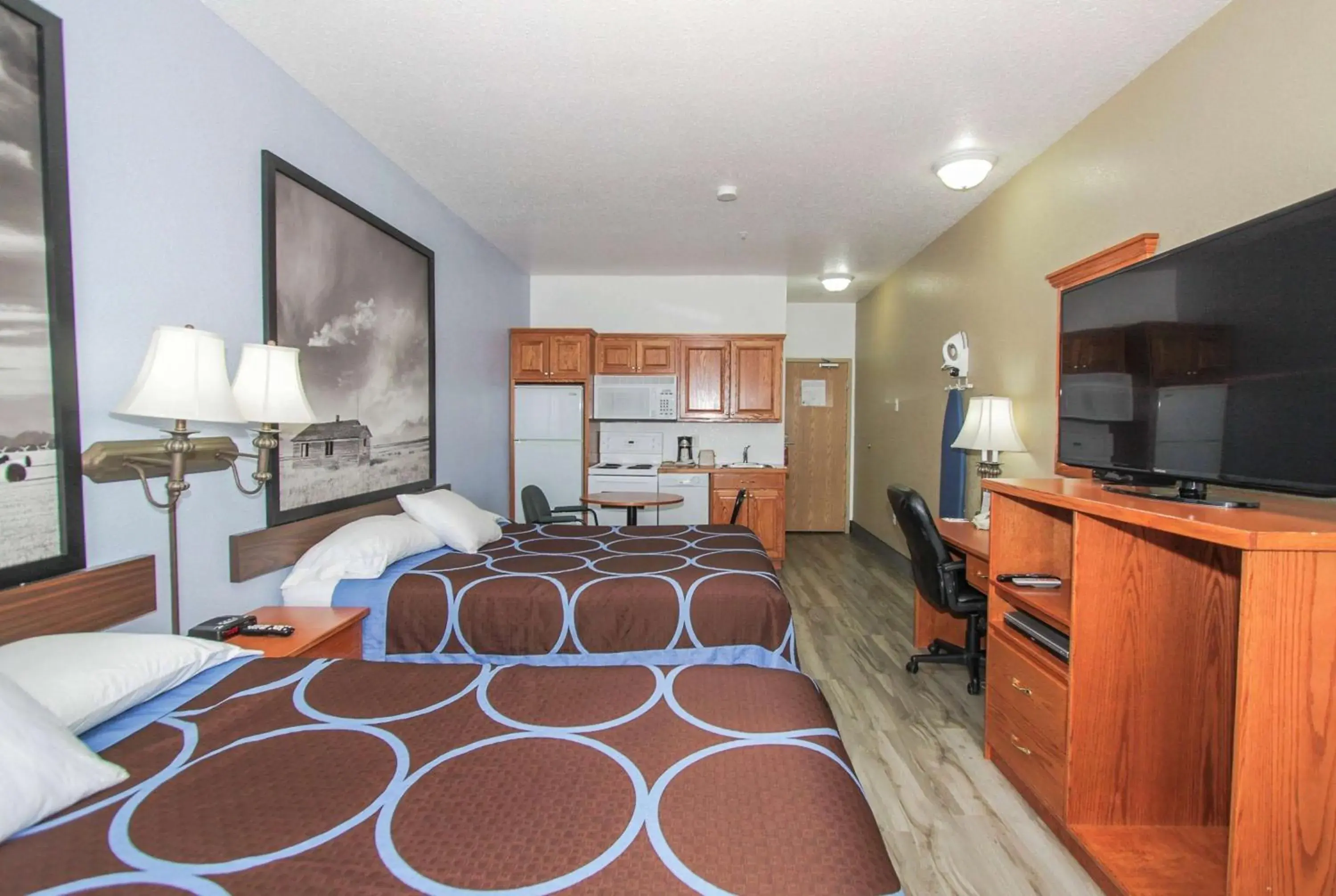 Photo of the whole room, Bed in Super 8 by Wyndham Three Hills AB Photo of the whole room, Bed in Super 8 by Wyndham Three Hills AB