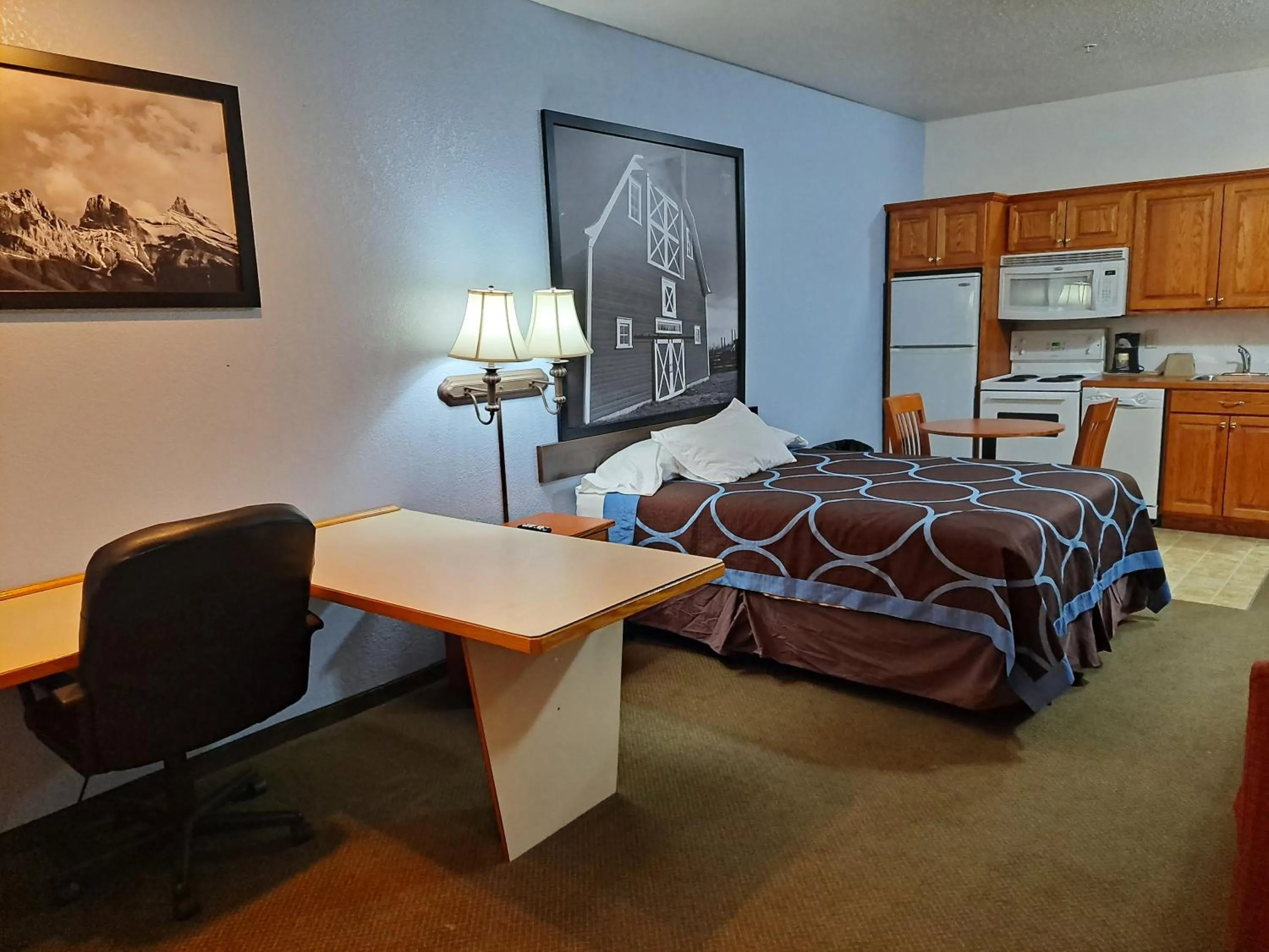 Bed in Super 8 by Wyndham Three Hills AB